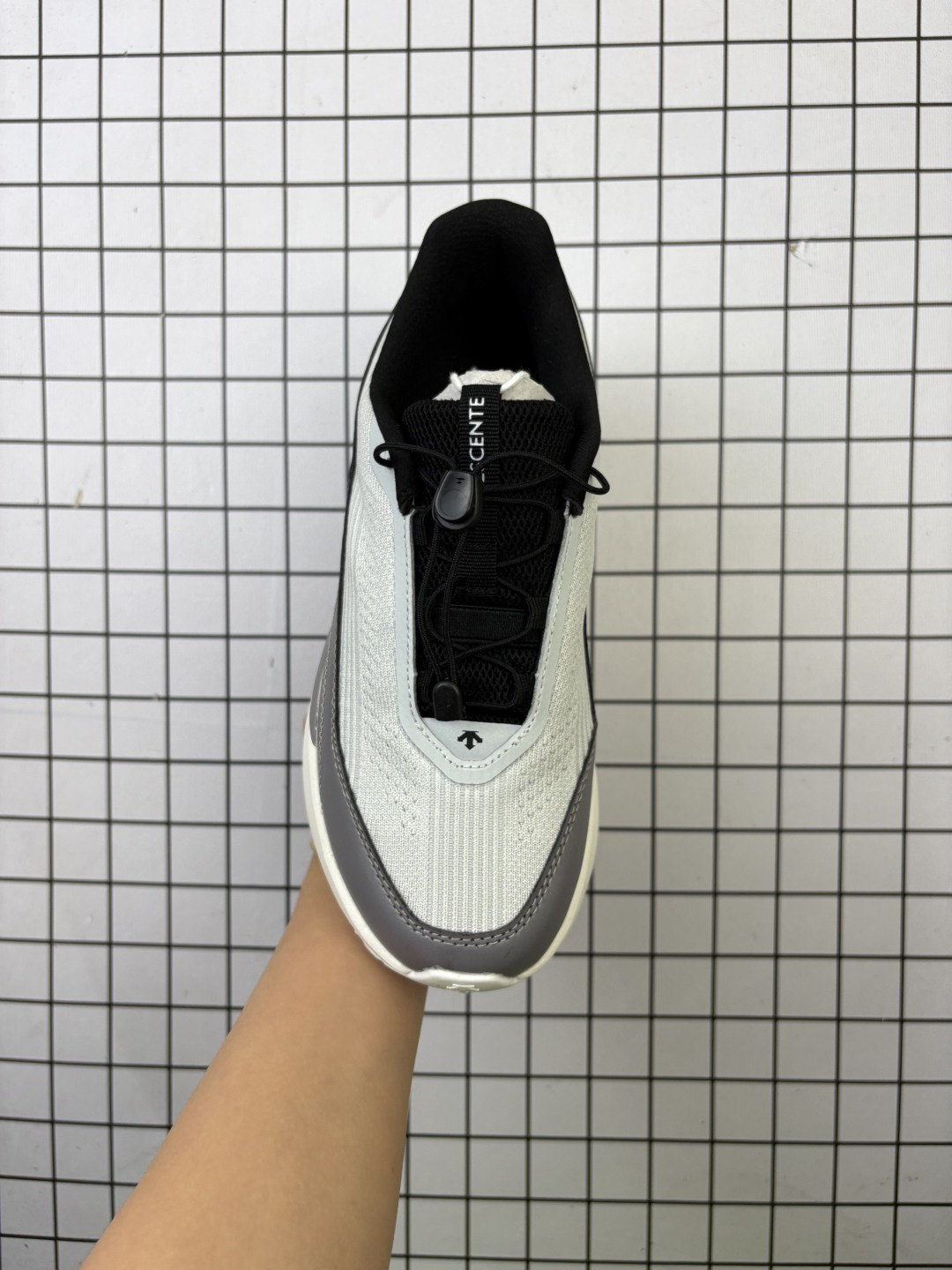 💰160
公司级 原楦原纸版开发版型,采用热熔工艺处理透气网织布鞋面材质,搭载减震科技恢复性高密EVA中底,防滑耐磨RB橡胶外底❗️越野徒步+日常通勤两不误!高端专业运动品牌/迪桑特·DESCENTE Lavitate Wire 2.0 Low 升空2.0代系列城市通勤户外休闲运动鞋 D4331RRN
类型:男女鞋
码数:36 36.5 37 38 38.5 39 40 40.5 41 42 42.5 43 44 45
编码:698