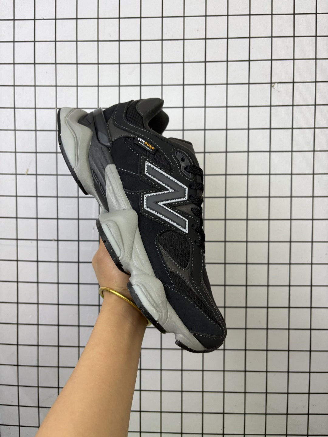 【公司级】NB 新百伦 New Balance NB9060小象蹄男女款9060舒适百搭老爹鞋.全新 9060 款式将经典风格与现代设计融合到日常多功能性中. 9060 重新诠释了源自经典 99X 型号的熟悉元素,其灵感来自于 Y2K 时代的未来主义和美学. 鞋面在990 的基础中进行了扩展和使用,以提供可见的运动感,中底采用 ABZORB 和 SBS 熟悉的缓震平台以提供舒适感. 类型:男女鞋 货号:U9060JRG 含半码 编码688