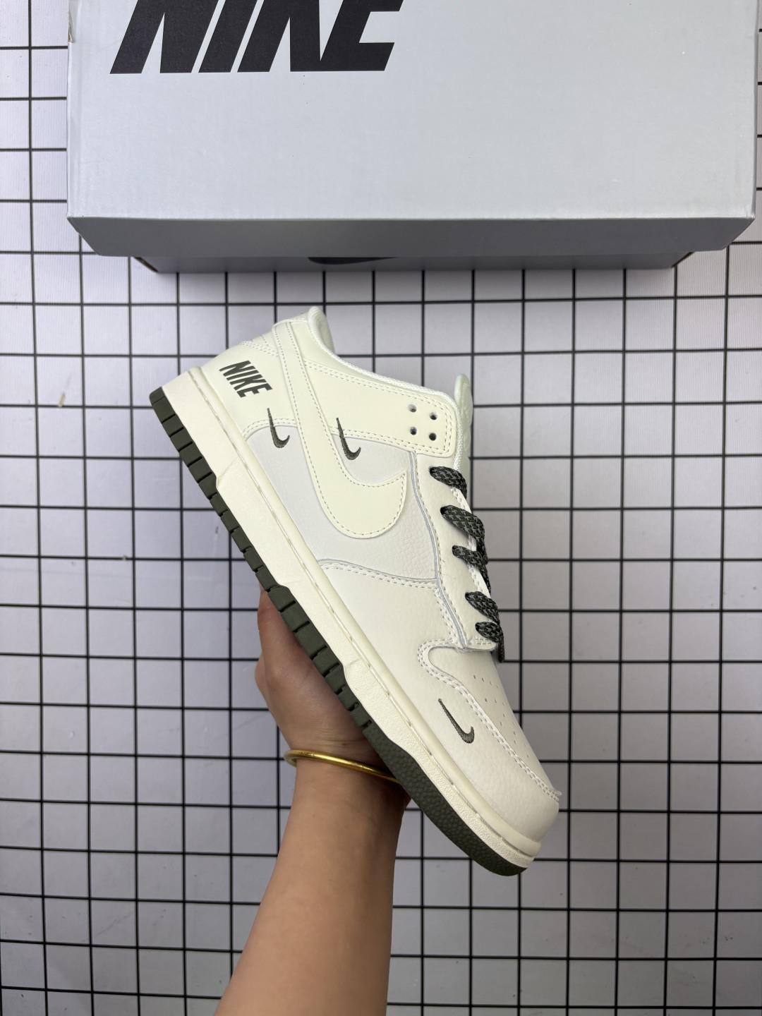 Nk SB Dunk Low 联名三勾 米灰配色低帮休闲运动滑板板鞋 NK5639-325 #3M反光 大厂纯原品质出货 纯正版型 定制鞋盒 皮料切割干净无任何毛边 细节完美 超高清洁度 编码707