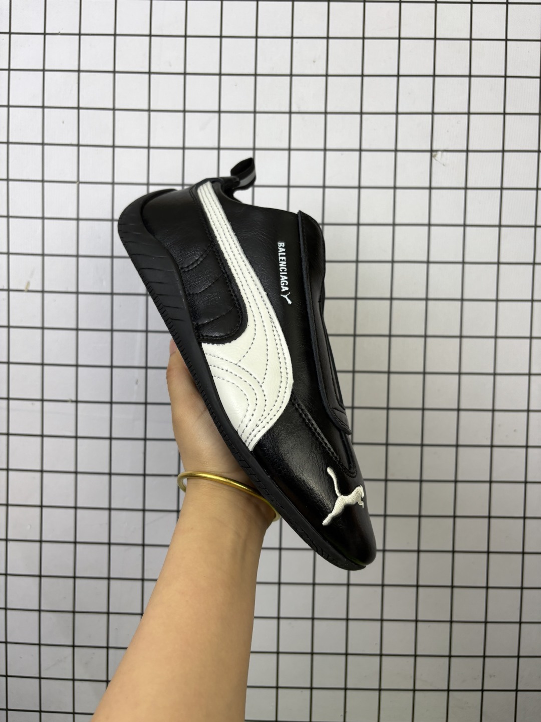 💰140
PUMA 彪马 x Balenciaga巴黎世家 Speedcat 系列运动鞋 薄底鞋 牛皮绒面革 圆头做旧磨损 低帮 生活休闲鞋,极速赛车系列 复古运动休闲跑鞋 充正版本 鞋面设计轻量透气 提供了舒适性和穿着感受,柔软内里材质 穿着更加舒适,橡胶鞋底提供持久的牵引力。
货号: 847146 WSDSD 9010
尺码: 36-45
编码:766