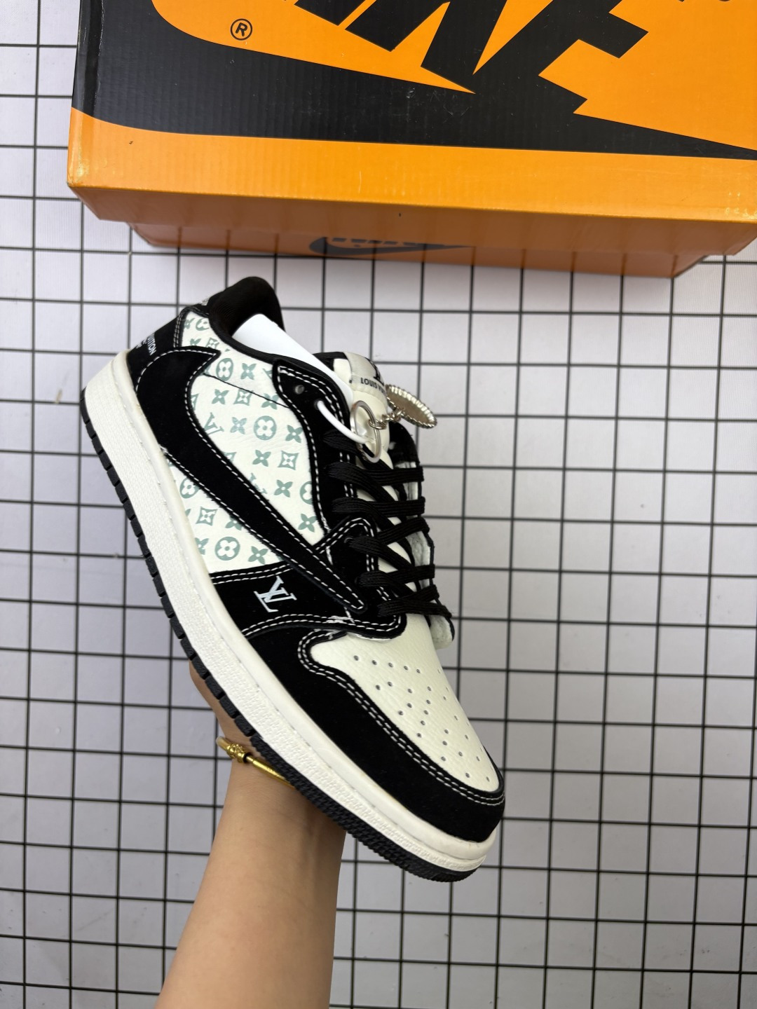 🈴💰120
Jordan/乔丹 男女鞋半码制，采用软质牛剖革组合猪巴革鞋面材质，鞋垫嵌EVA缓震物料，内置气垫及耐磨橡胶大底❗️当红嘻哈歌手特拉维斯·斯科特定制联乘法国顶级高奢品牌·路易威登Louis Vuitton x Travis Scott x Nike Air Jordan 1 Low OG SP"Dark Grey/BeigeLV Monogram"AJ1乔丹一代经典低帮文化百搭休闲运动篮球鞋“TS联名米白深灰LV印花 SJ2068-001

类型：男女鞋
码数：36 37 38 39 40 41 42 43 44 45
编码：093