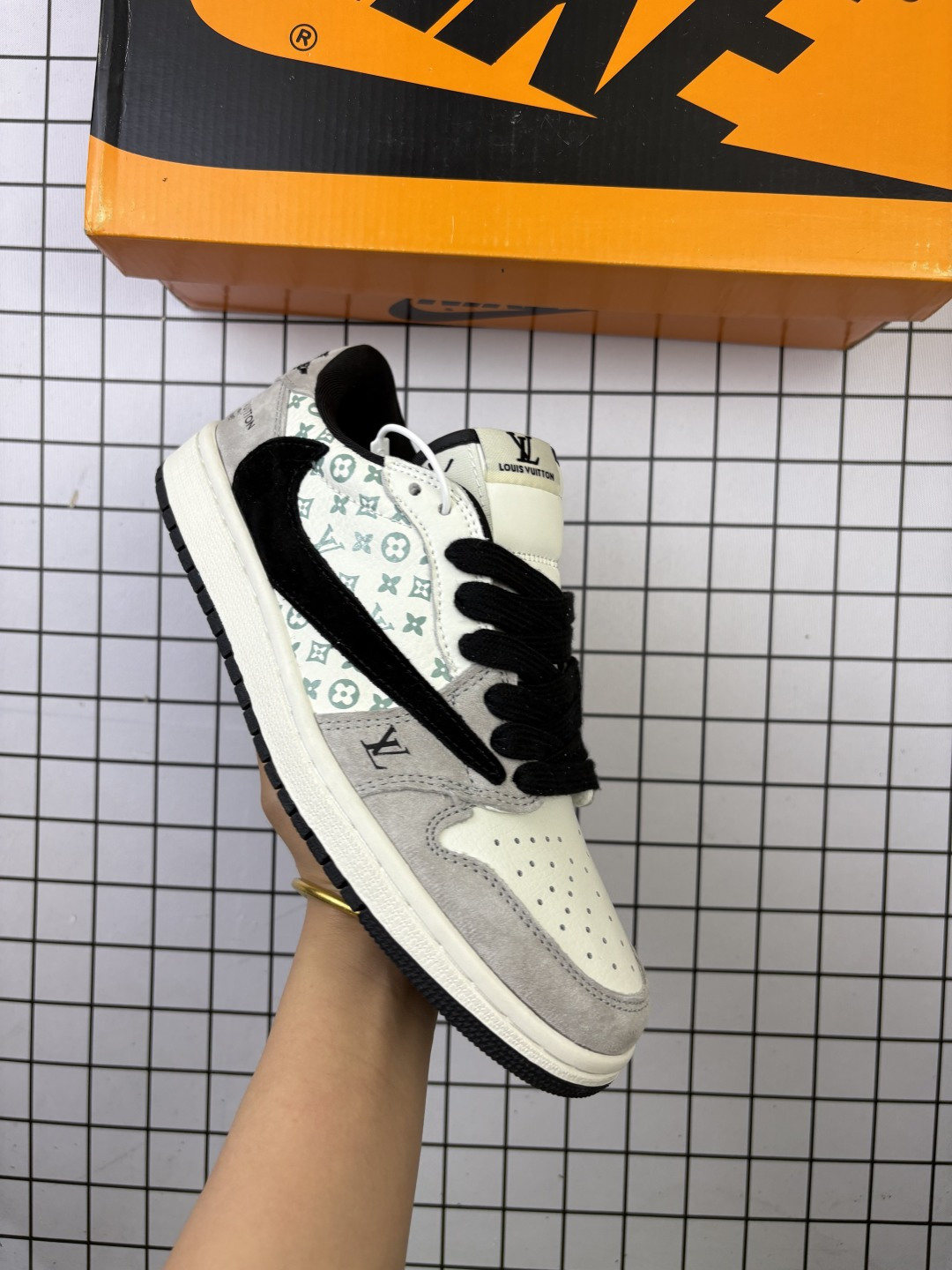 🈴💰120
Jordan/乔丹 男女鞋半码制，采用软质牛剖革组合猪巴革鞋面材质，鞋垫嵌EVA缓震物料，内置气垫及耐磨橡胶大底❗️当红嘻哈歌手特拉维斯·斯科特定制联乘法国顶级高奢品牌·路易威登Louis Vuitton x Travis Scott x Nike Air Jordan 1 Low OG SP"Dark Grey/BeigeLV Monogram"AJ1乔丹一代经典低帮文化百搭休闲运动篮球鞋“TS联名米白深灰LV印花 SJ2068-001

类型：男女鞋
码数：36 37 38 39 40 41 42 43 44 45
编码：093