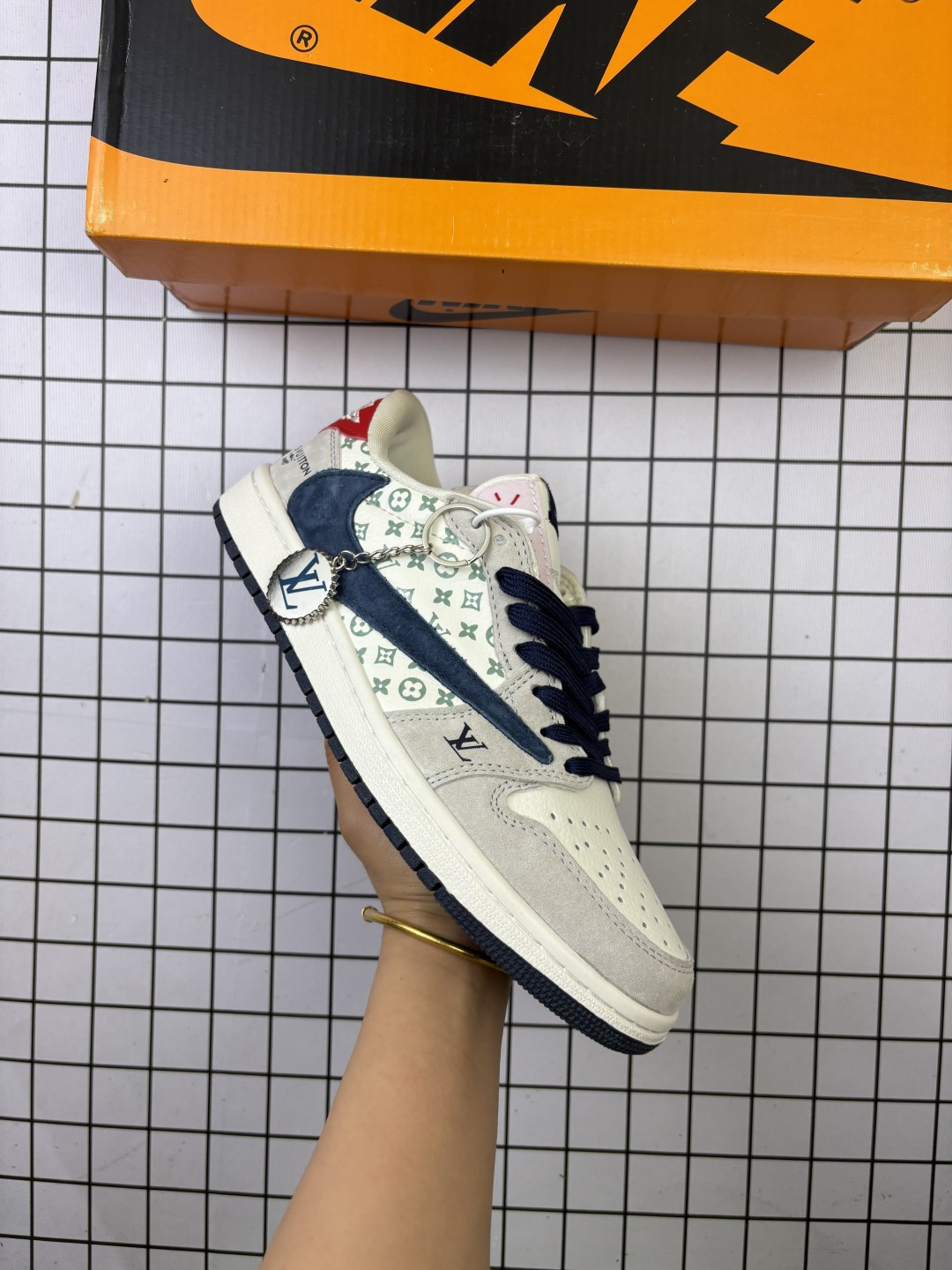 🈴💰120
Jordan/乔丹 男女鞋半码制，采用软质牛剖革组合猪巴革鞋面材质，鞋垫嵌EVA缓震物料，内置气垫及耐磨橡胶大底❗️当红嘻哈歌手特拉维斯·斯科特定制联乘法国顶级高奢品牌·路易威登Louis Vuitton x Travis Scott x Nike Air Jordan 1 Low OG SP"Dark Grey/BeigeLV Monogram"AJ1乔丹一代经典低帮文化百搭休闲运动篮球鞋“TS联名米白深灰LV印花 SJ2068-001

类型：男女鞋
码数：36 37 38 39 40 41 42 43 44 45
编码：093