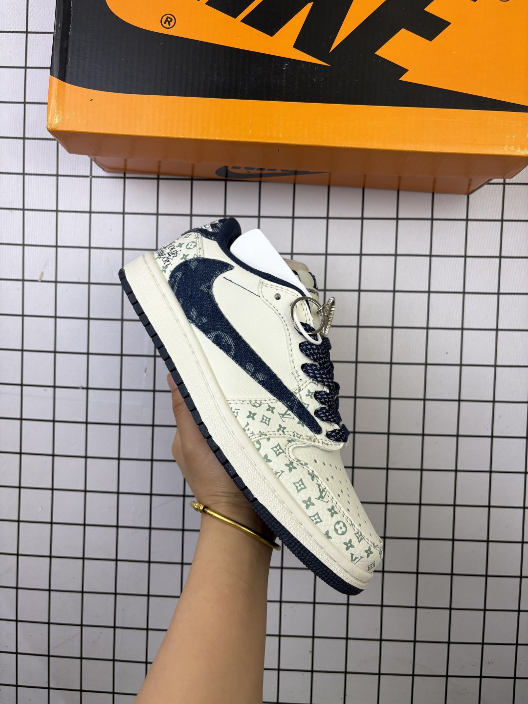 🈴💰120
Jordan/乔丹 男女鞋半码制，采用软质牛剖革组合猪巴革鞋面材质，鞋垫嵌EVA缓震物料，内置气垫及耐磨橡胶大底❗️当红嘻哈歌手特拉维斯·斯科特定制联乘法国顶级高奢品牌·路易威登Louis Vuitton x Travis Scott x Nike Air Jordan 1 Low OG SP"Dark Grey/BeigeLV Monogram"AJ1乔丹一代经典低帮文化百搭休闲运动篮球鞋“TS联名米白深灰LV印花 SJ2068-001

类型：男女鞋
码数：36 37 38 39 40 41 42 43 44 45
编码：093