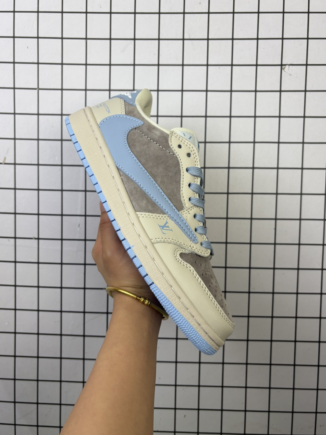 💰110
Travis Scott x Fragment Design x Jordan Air Jordan 1 Low OG SP LV联名——“蔚蓝猪八”  多方联名合作融合了Travis Scott 独特的音乐风格，藤原浩个性的设计风格以及Jordan品牌的经典元素 使其成为一双具有独特身份和价值的鞋子 清新而立体的外观加上联名标识更突出了其独特身份 这种配色方案显示出活力和时尚感 在视觉上引人注目  鞋身的质感和细腻的细节处理使其显得高端而格调十足  这款“倒钩”联名是设计与创意完美结合  融合多方的个性风格是一款备受瞩目的潮流鞋款  低帮休闲板鞋 定制鞋盒 大厂纯原品质出货 超高清洁度 皮料切割干净无任何毛边 细节完美 
 货号：LX1988-101
 Size:36 36.5 37.5 38 38.5 39 40 40.5 41 42 42.5 43 44 44.5 45
编码金