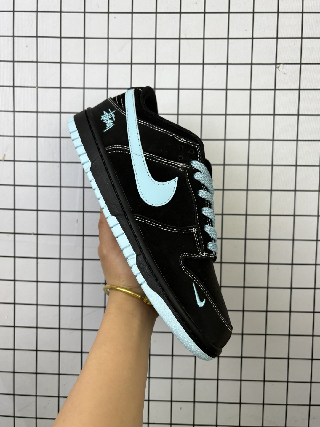 💰110 真标带半码！ 耐克Nike SB Dunk Low 联名 复古低帮休闲运动滑板板鞋。采用脚感柔软舒适ZoomAir气垫，有效吸收滑板等极限运动在落地时带来的冲击力，为街头运动者们提供更好的保护 编码金 36-45