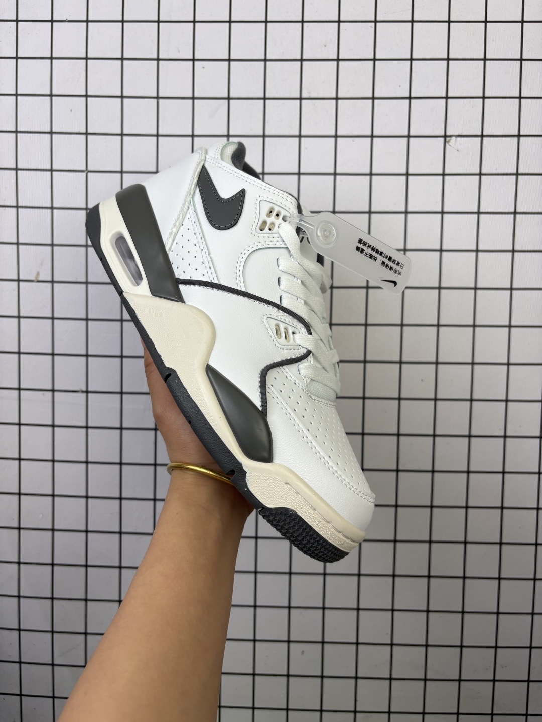💰170
公司级✅Nike Air Flight 89 耐克 运动鞋·AJ4兄弟款 缓震篮球鞋 
重塑80年代后期非凡篮球战靴的经典风范 利落皮革结构搭载卓越缓震系统 重现传世经典的卓越性能
货号:HJ4484-101
尺码:36 36.5 37.5 38 38.5 39 40 40.5 41 42 42.5 43 44 45 46
编码554