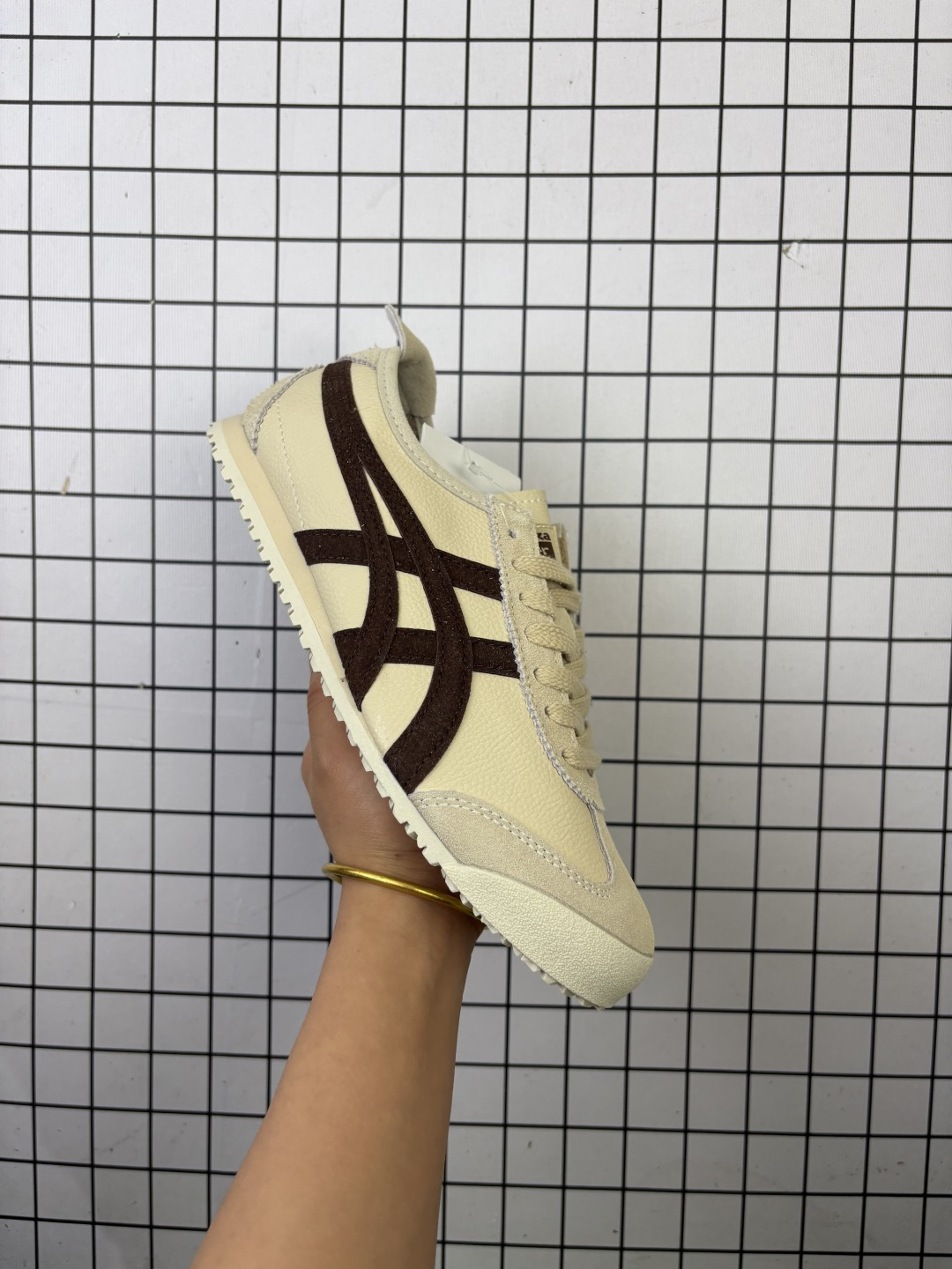 💰80
Asics/亚瑟士 💯男女鞋 配足弓鞋垫 日产经典老牌-鬼塚虎/Onitsuka Tiger Mexico 66®经典墨西哥系列复古经典百搭板鞋休闲运动鞋慢跑鞋。采用柔软皮革拼接鞋面，超国标含胶率耐磨耐弯折RB大底。产品从款式颜色造型上体现出追求舒适和细节的完美。鞋类更是推崇手工制作的严谨，融舒适性与可穿性的设计风格。注重细节的完美和别致魅力，既保持稳重，又不失轻松的时尚感。

尺码:  36-45含半码
编码:  758