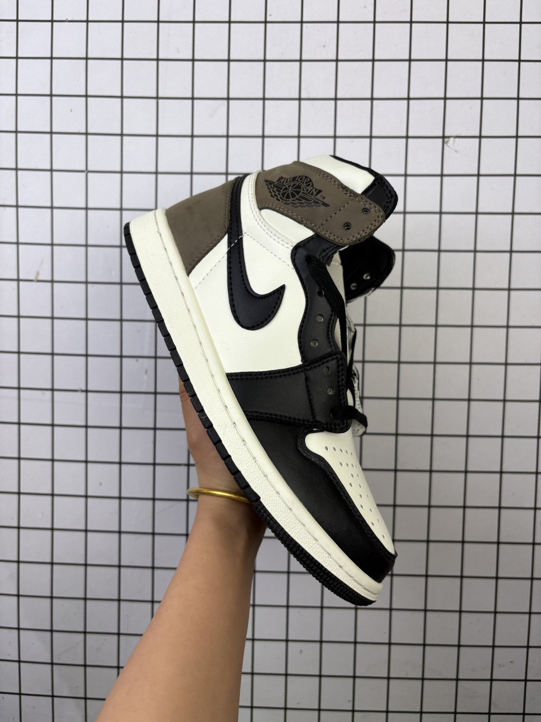 💰110
耐克 男女款运动板鞋 Nike Air Jordan 1 Retro High OG 乔丹一代aj1 乔1 AJ1 篮球鞋复刻运动鞋。皮面高帮板鞋的设计灵感源自运动夹克,带你重温入选球队时刻。采用经典学院风配色,搭配耐克大勾设计,为你打造出众风范,伴你奋斗不止。天然皮革鞋面,塑就出众耐穿性和结构感,尽显出众风范。后跟鞋底加入 Air 缓震技术,轻盈缓震。该鞋款的包边采用与元年款 AJ1 相同的版型和厚实缝线细节,缔造稳定支撑效果。
类型:男鞋
货号:555088
码数:36-47
编码给L