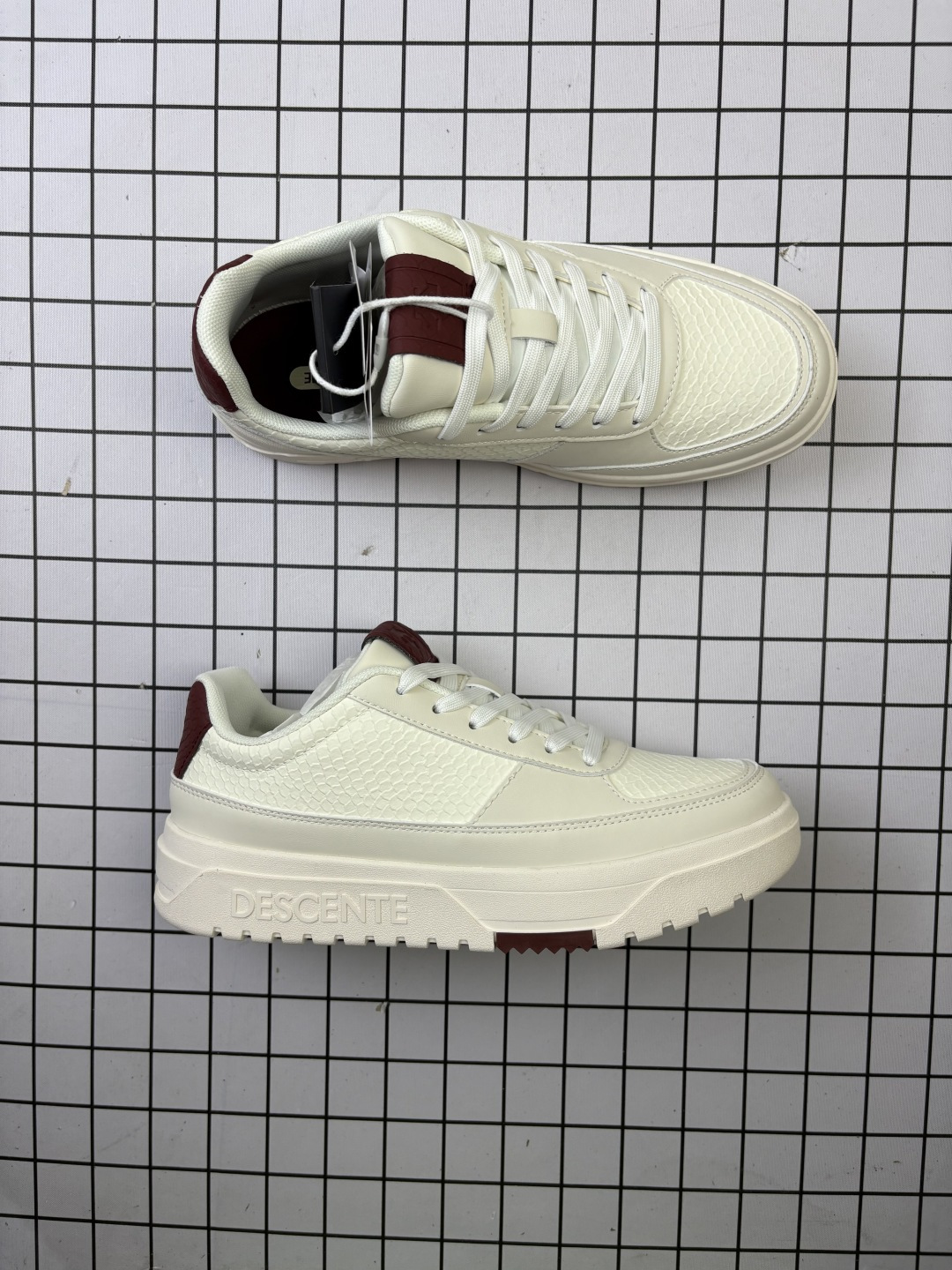 💰160 公司级✅迪桑特DESCENTE DUALIS DE BOARD 运动舒适 低帮休闲鞋 灵感源于经典鞋形 以简洁线条勾勒百搭造型 选用皮革鞋面赋予质感 缓震中底提升穿着舒适度 兼顾日常运动与休闲场景 让实用与仪式感巧妙融合 货号:D5131DSN34 尺码:36 36.5 37.5 38 38.5 39 40 40.5 41 42 42.5 43 44 45 编码688