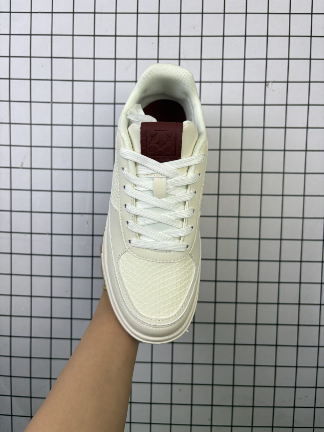 💰160 公司级✅迪桑特DESCENTE DUALIS DE BOARD 运动舒适 低帮休闲鞋 灵感源于经典鞋形 以简洁线条勾勒百搭造型 选用皮革鞋面赋予质感 缓震中底提升穿着舒适度 兼顾日常运动与休闲场景 让实用与仪式感巧妙融合 货号:D5131DSN34 尺码:36 36.5 37.5 38 38.5 39 40 40.5 41 42 42.5 43 44 45 编码688