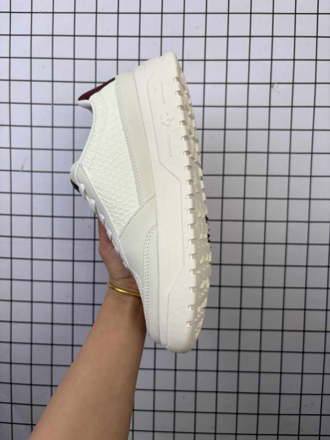 💰160 公司级✅迪桑特DESCENTE DUALIS DE BOARD 运动舒适 低帮休闲鞋 灵感源于经典鞋形 以简洁线条勾勒百搭造型 选用皮革鞋面赋予质感 缓震中底提升穿着舒适度 兼顾日常运动与休闲场景 让实用与仪式感巧妙融合 货号:D5131DSN34 尺码:36 36.5 37.5 38 38.5 39 40 40.5 41 42 42.5 43 44 45 编码688