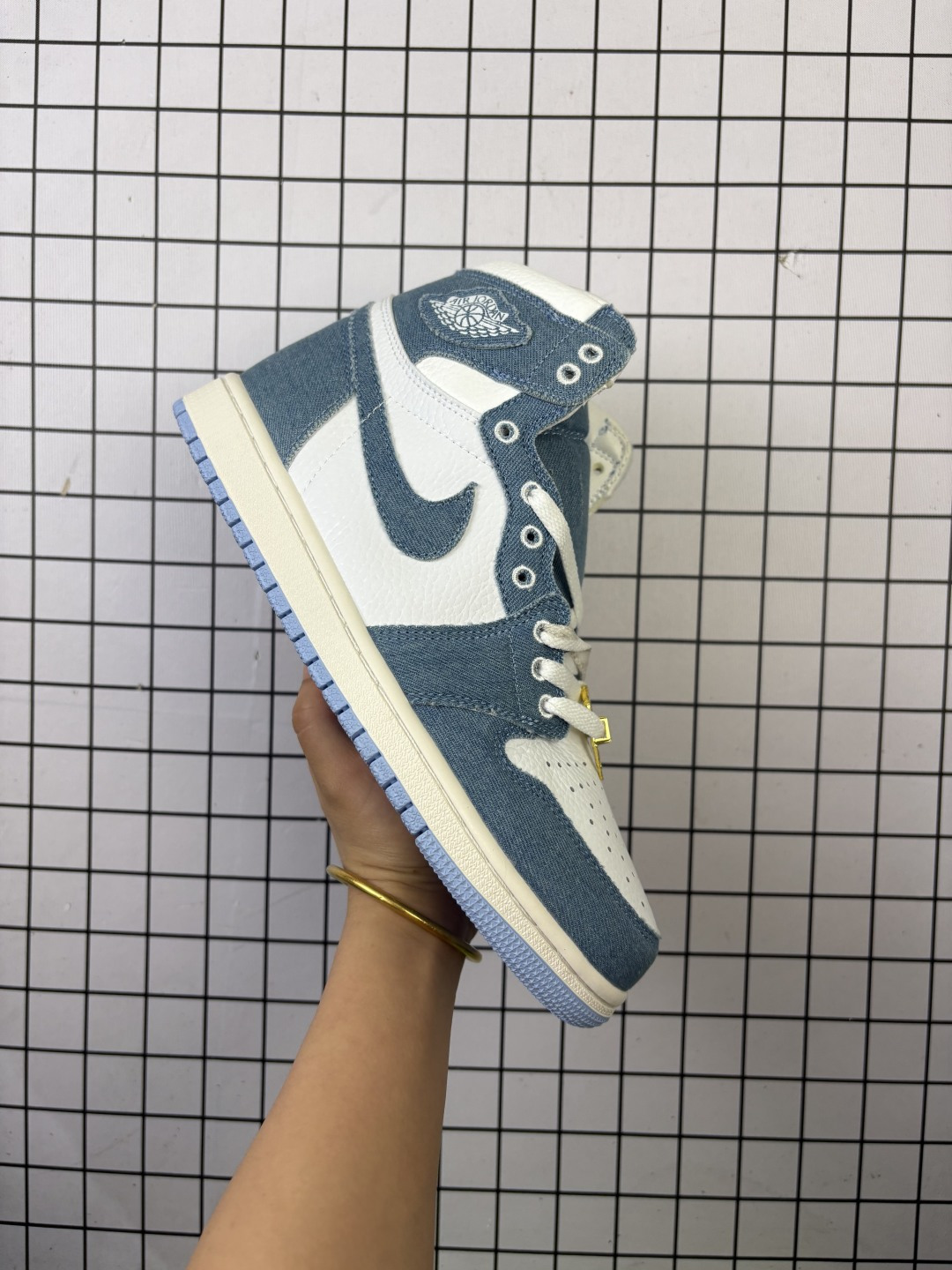 💰140
【头层】Jordan/乔丹 AJ1高帮 原档案原数据开发版型，采用软质荔枝纹头层皮革组合丹宁水洗牛仔布鞋面材质，原厂立体填充鞋舌海绵，中底注胶孔及缜密中底拉帮工艺，原数据开发模具大底❗️「丹宁」AJ1 实物终于有了！配件还挺华丽,耐克Nike Wmns Air Jordan 1 Retro High OG"Denim"AJ1代经典复古经典高帮百搭文化篮球鞋“丹宁牛仔蓝白” DM9036-104

类型：男女鞋
版本：头层
码数：36 36.5 37 38 38.5 39 40 40.5 41 42 42.5 43 44 45 46
编码：554