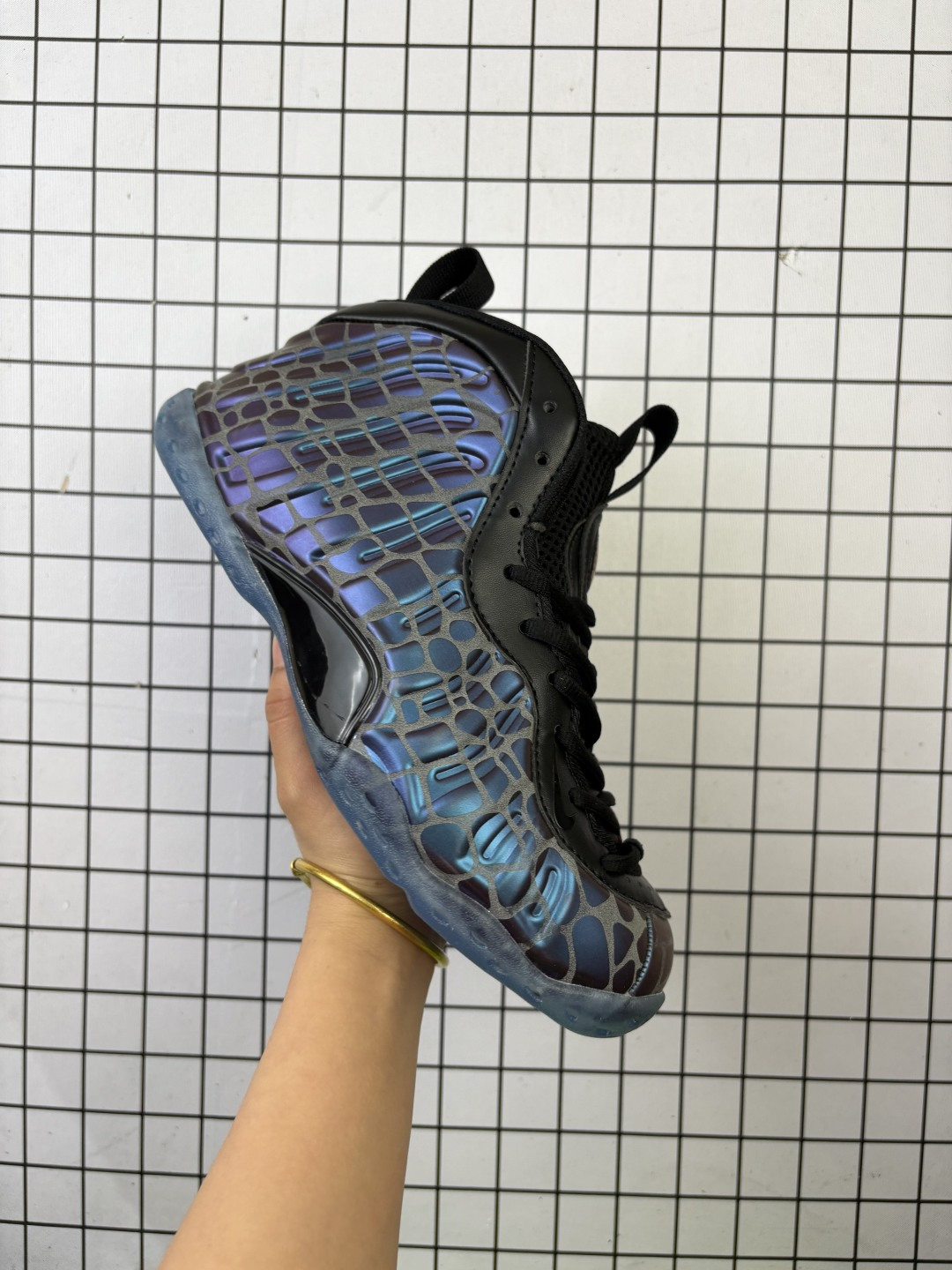 耐克NIKE AIR FOAMPOSITE ONE 喷泡喷泡,是一双内场的后卫战靴,97年1月份首期发行,使用FOAMPOSITE一次成型的喷塑鞋面,前掌单zoom后掌双zoom以碳板连接,外底则是当年最流行的透明eva塑胶大底.鞋重470克,启动反馈灵敏,外形绚丽,不管是出街还是球场实战,他总能应付过来 货号:FQ9050 400 编码688