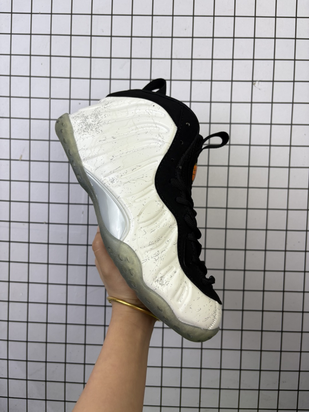耐克NIKE AIR FOAMPOSITE ONE 喷泡喷泡,是一双内场的后卫战靴,97年1月份首期发行,使用FOAMPOSITE一次成型的喷塑鞋面,前掌单zoom后掌双zoom以碳板连接,外底则是当年最流行的透明eva塑胶大底.鞋重470克,启动反馈灵敏,外形绚丽,不管是出街还是球场实战,他总能应付过来 货号:FQ9050 400 编码688