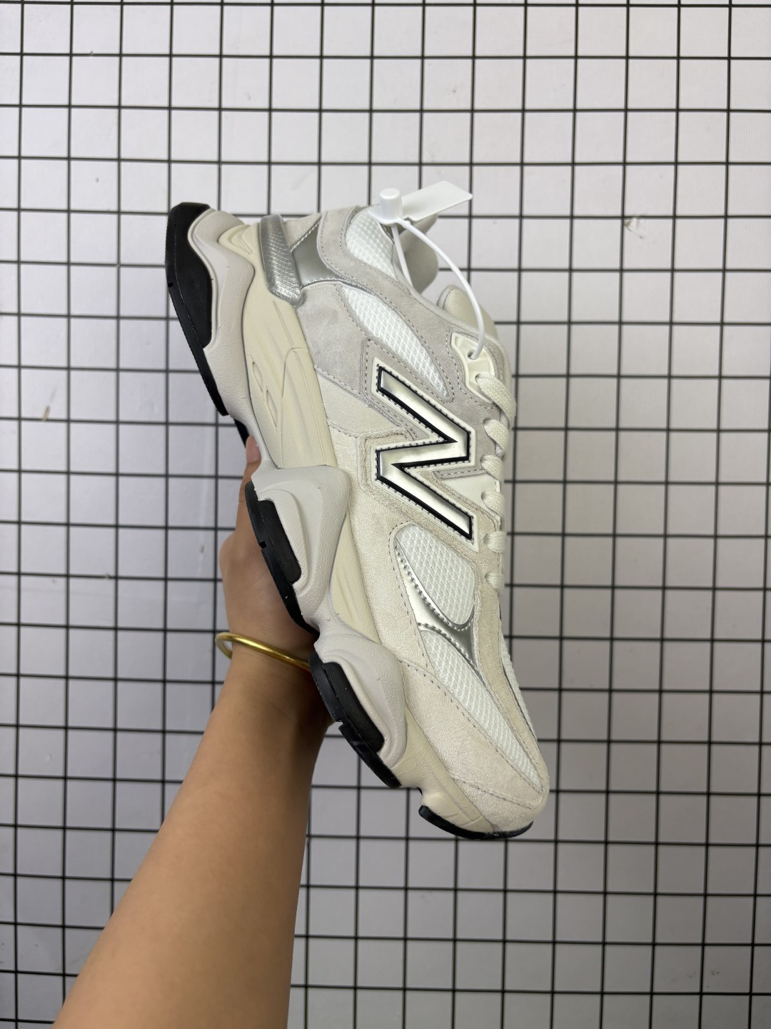 💰180
公司级！New Balance NB9060 联名款 复古休闲运动慢跑鞋 
鞋款灵感源自设计师本人对夏日的怀日回忆。鞋面大身由空间双格及磨砂鞋面拼接而生，夏日氛围拉满#采用大面积网眼以及麂皮材质覆盖鞋身，还原经典气质。搭载ABZORB避震科技，由泡沫聚酯制成，上脚可以有效减少由鞋底反弹对身体及双腿的冲击力
货号:U9060
Size:36 37 37.5 38 38.5 39.5 40 40.5 41.5 42 42.5 43 44 45 46.5
编码719