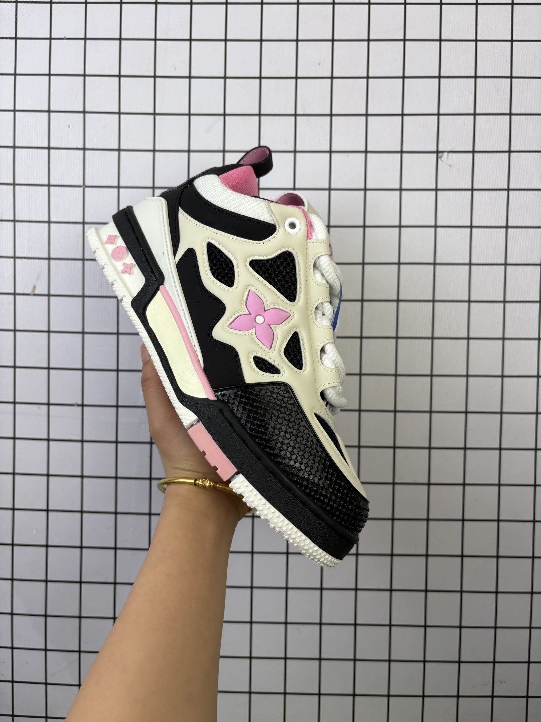 💰170
Louis Vuitton/路易威登 男女鞋配置厚实抽屉礼品鞋盒，采用荔枝纹纤维革组合粒面牛剖革鞋面材质，鞋垫嵌入软脚感EVA物料，外置TPR光泽隔色鞋底❗法国巴黎百年奢侈品牌LV路易威登Louis Vuitton Trainer Sneaker Low 运动系列低帮复古百搭休闲运动文化篮球板鞋“ 

类型：男女鞋
码数：36 37 38 39 40 41 42 
编码：788