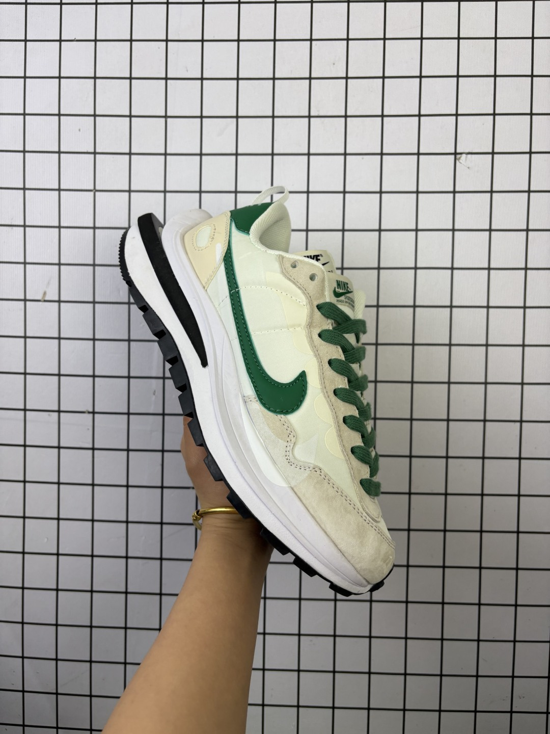 💰130
✅Nike Vaporwaffle Sacai 耐克华夫50周年系列华夫复古休闲运动慢跑鞋 
鞋款由 Pegasus 与VaporFly两款鞋型的设计元素共同构建 鞋身材质由翻毛皮和透气网布共同打造 熟悉的解构手法 重叠Swoosh 双重鞋舌 鞋带以及后跟SACAI 字体都悉数保留
货号:CV1363-100
尺码:36 36.5 37.5 38 38.5 39 40 40.5 41 42 42.5 43 44 45
编码771