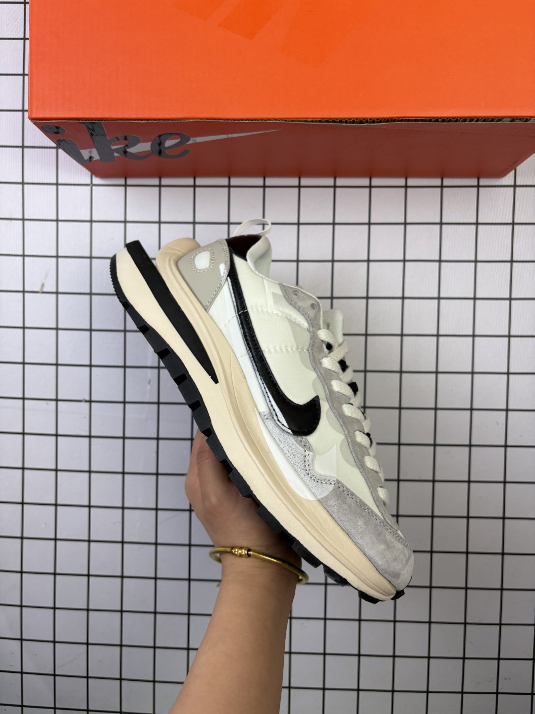 🈴💰130
✅Nike Vaporwaffle Sacai 耐克华夫50周年系列华夫复古休闲运动慢跑鞋 
鞋款由 Pegasus 与VaporFly两款鞋型的设计元素共同构建 鞋身材质由翻毛皮和透气网布共同打造 熟悉的解构手法 重叠Swoosh 双重鞋舌 鞋带以及后跟SACAI 字体都悉数保留
货号:CV1363-100
尺码:36 36.5 37.5 38 38.5 39 40 40.5 41 42 42.5 43 44 45
编码771