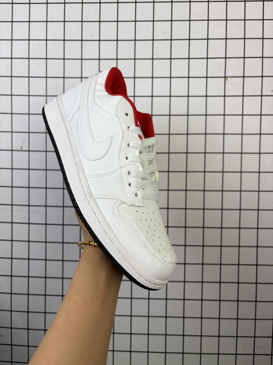 💰90 Jordan Air Jordan 1 Low SE“Seafoam”柔软舒适 防滑耐磨 低帮 复古篮球鞋 女款 绿色 鞋身整体以米黄色皮革打造，搭配漆皮海沫绿框架覆盖层，质感拉满；鞋身两侧Swoosh Logo采用漆皮海沫绿点缀，鞋舌上Jfumpman Logo辅以绿色呈现，值得关注的是后跟Wings Logo采用了金属银色妆点，彰显品牌身份；最后以白色中底搭配浅绿果冻橡胶外底d完善整体设计收尾。 货号：HF4078-100 尺码：36～45 编码093