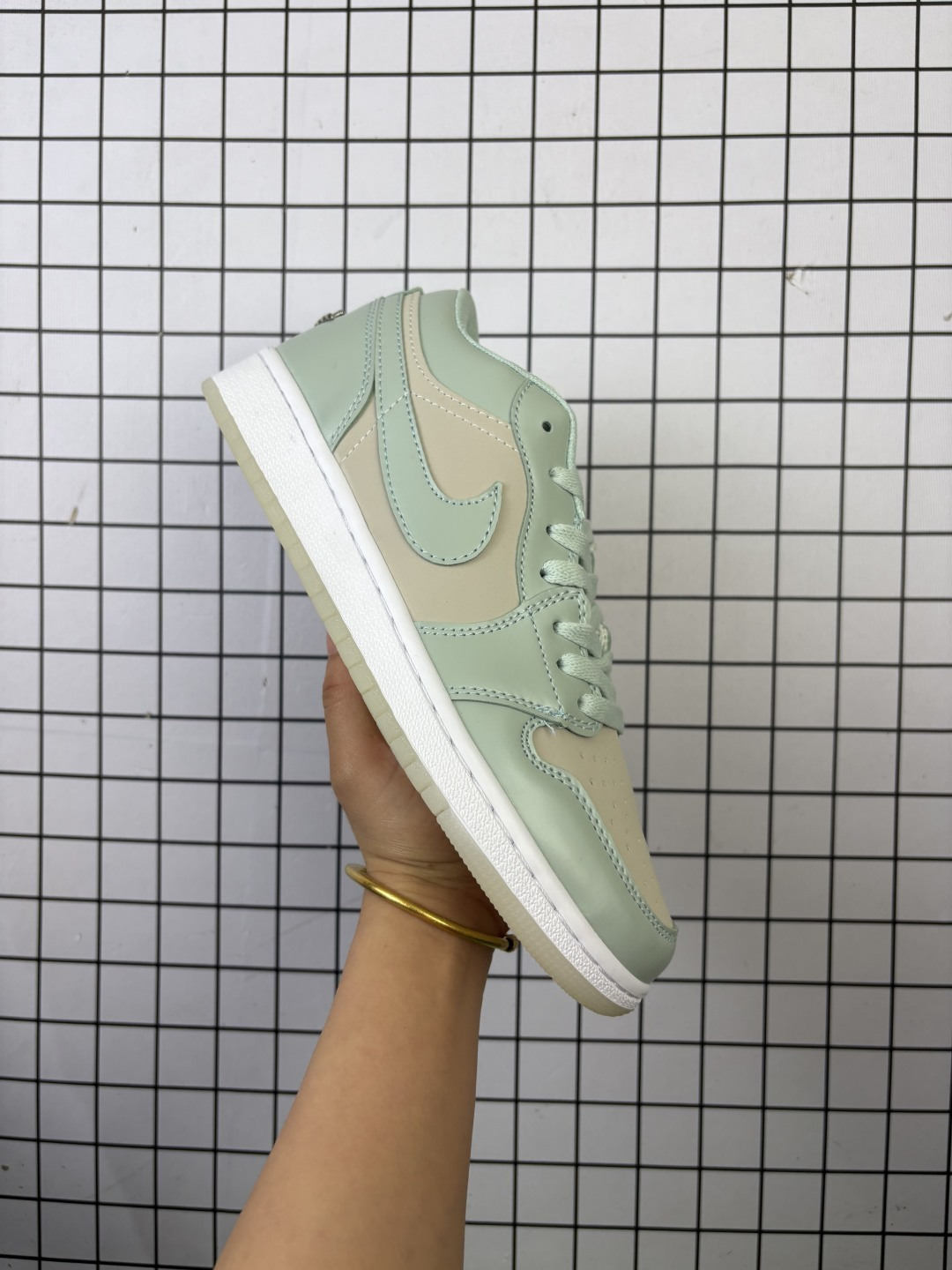 💰90 Jordan Air Jordan 1 Low SE“Seafoam”柔软舒适 防滑耐磨 低帮 复古篮球鞋 女款 绿色 鞋身整体以米黄色皮革打造，搭配漆皮海沫绿框架覆盖层，质感拉满；鞋身两侧Swoosh Logo采用漆皮海沫绿点缀，鞋舌上Jfumpman Logo辅以绿色呈现，值得关注的是后跟Wings Logo采用了金属银色妆点，彰显品牌身份；最后以白色中底搭配浅绿果冻橡胶外底d完善整体设计收尾。 货号：HF4078-100 尺码：36～45 编码093