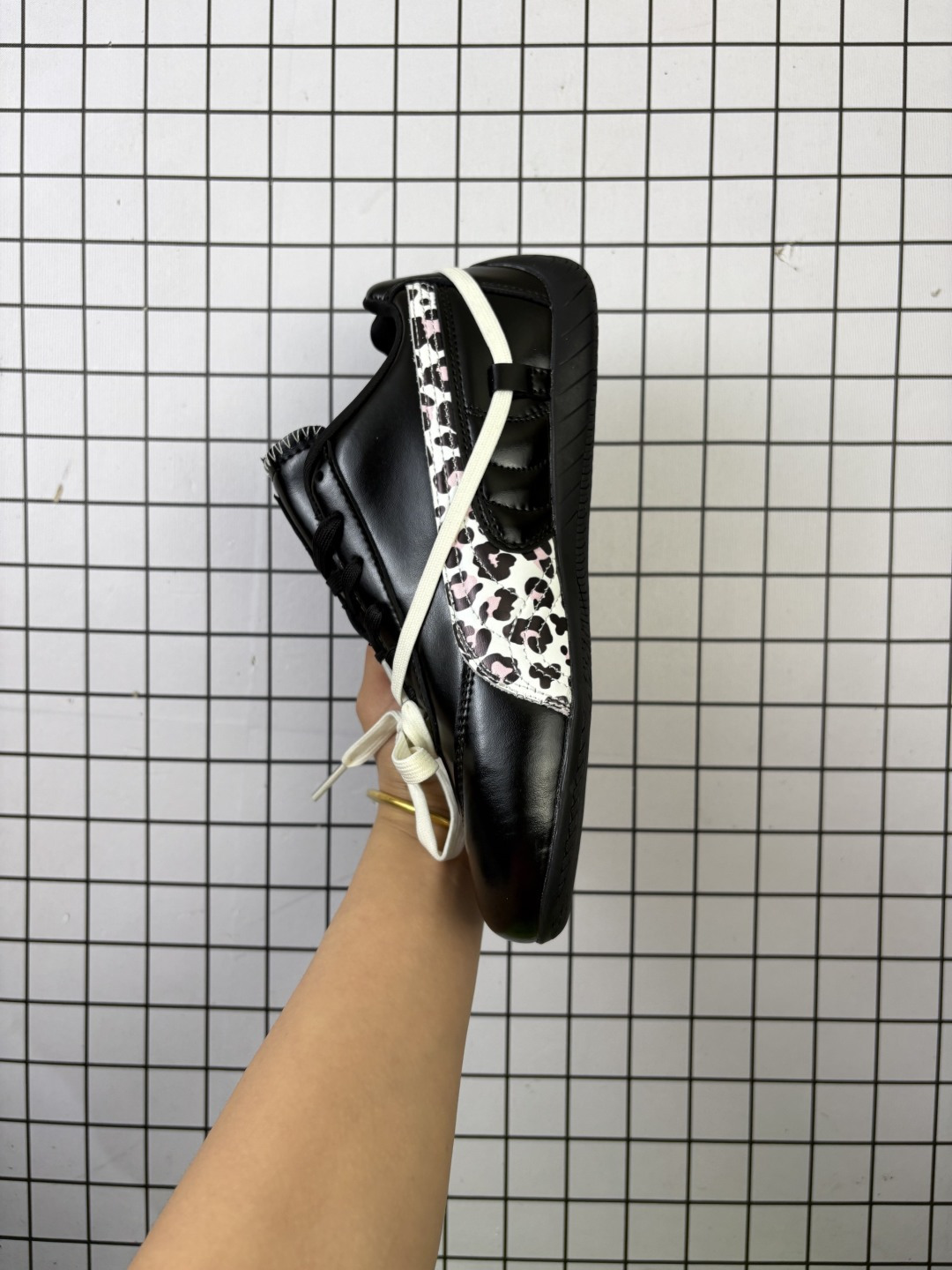 💰140 公司级✅Rose x Puma Speedcat OG 彪马 双鞋带 防滑耐磨生活休闲 运动鞋 融合了ROSE与生俱来的率性魅力与运动垄格 加衬鞋领 柔软不易磨脚 橡胶薄底 轻盈贴地 舒适耐磨 优质皮革与刺绣美洲狮标志相得益彰 官方货号:404391-01 尺码:35.5 36 37 37.5 38 38.5 39 40 编码旭D