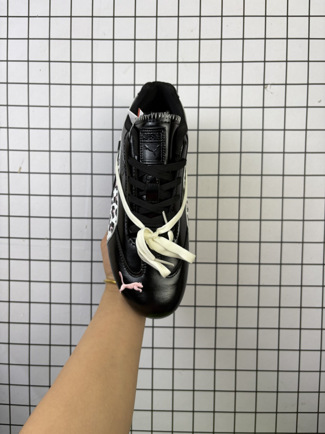 💰140 公司级✅Rose x Puma Speedcat OG 彪马 双鞋带 防滑耐磨生活休闲 运动鞋 融合了ROSE与生俱来的率性魅力与运动垄格 加衬鞋领 柔软不易磨脚 橡胶薄底 轻盈贴地 舒适耐磨 优质皮革与刺绣美洲狮标志相得益彰 官方货号:404391-01 尺码:35.5 36 37 37.5 38 38.5 39 40 编码旭D