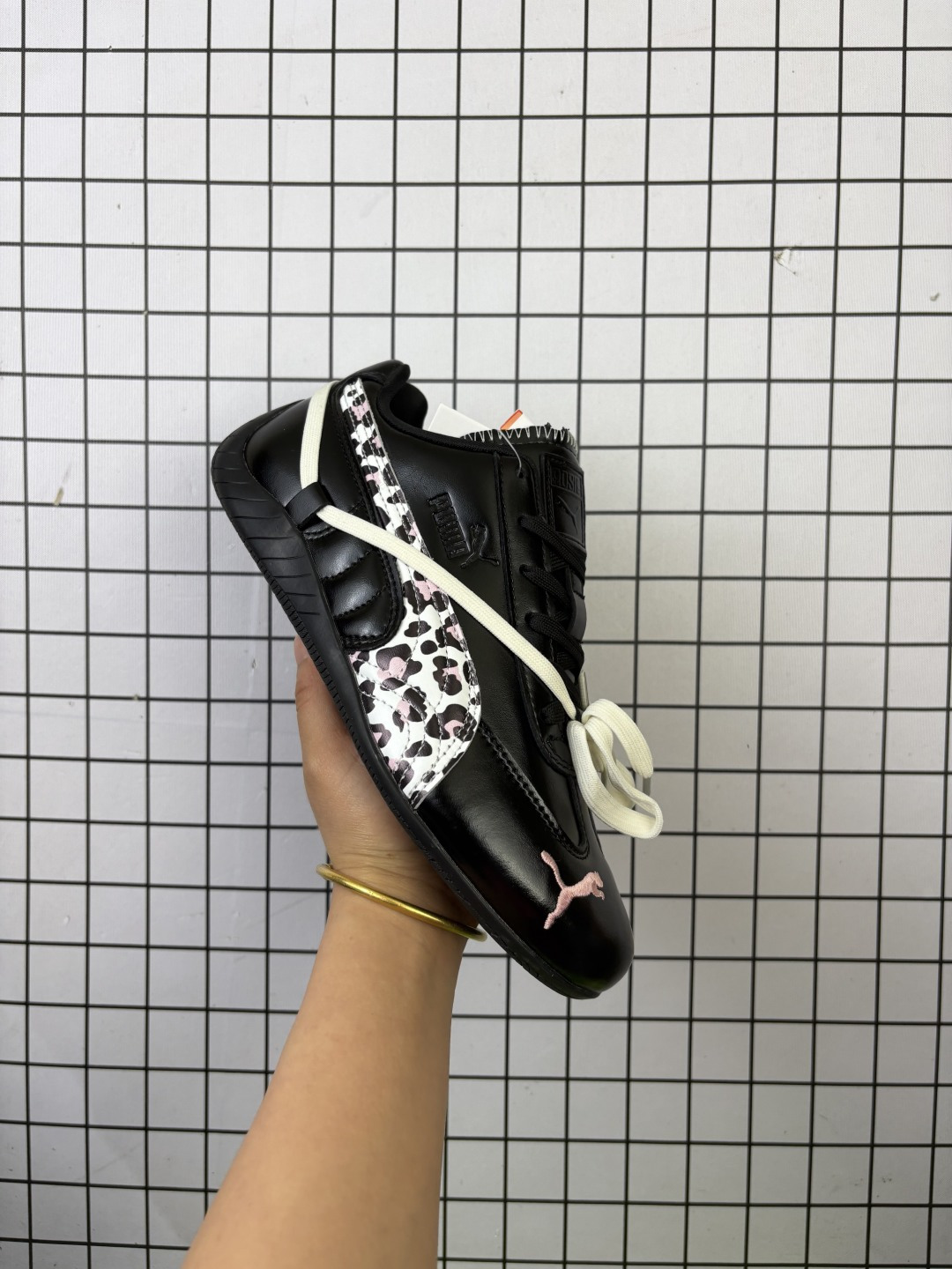 💰140 公司级✅Rose x Puma Speedcat OG 彪马 双鞋带 防滑耐磨生活休闲 运动鞋 融合了ROSE与生俱来的率性魅力与运动垄格 加衬鞋领 柔软不易磨脚 橡胶薄底 轻盈贴地 舒适耐磨 优质皮革与刺绣美洲狮标志相得益彰 官方货号:404391-01 尺码:35.5 36 37 37.5 38 38.5 39 40 编码旭D