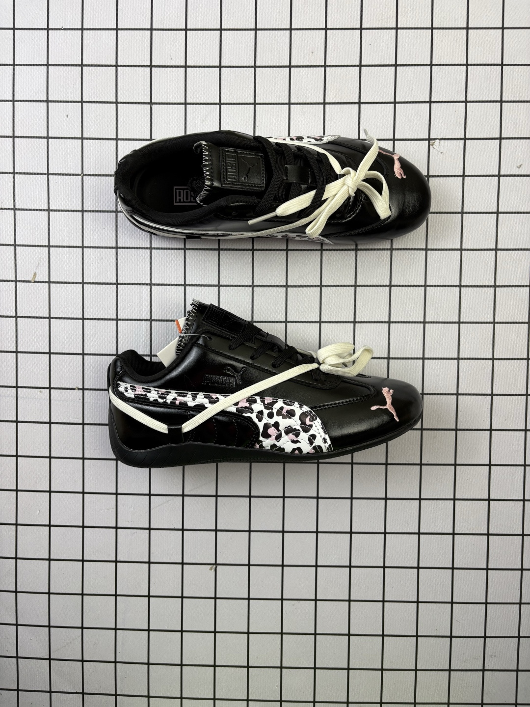 💰140 公司级✅Rose x Puma Speedcat OG 彪马 双鞋带 防滑耐磨生活休闲 运动鞋 融合了ROSE与生俱来的率性魅力与运动垄格 加衬鞋领 柔软不易磨脚 橡胶薄底 轻盈贴地 舒适耐磨 优质皮革与刺绣美洲狮标志相得益彰 官方货号:404391-01 尺码:35.5 36 37 37.5 38 38.5 39 40 编码旭D