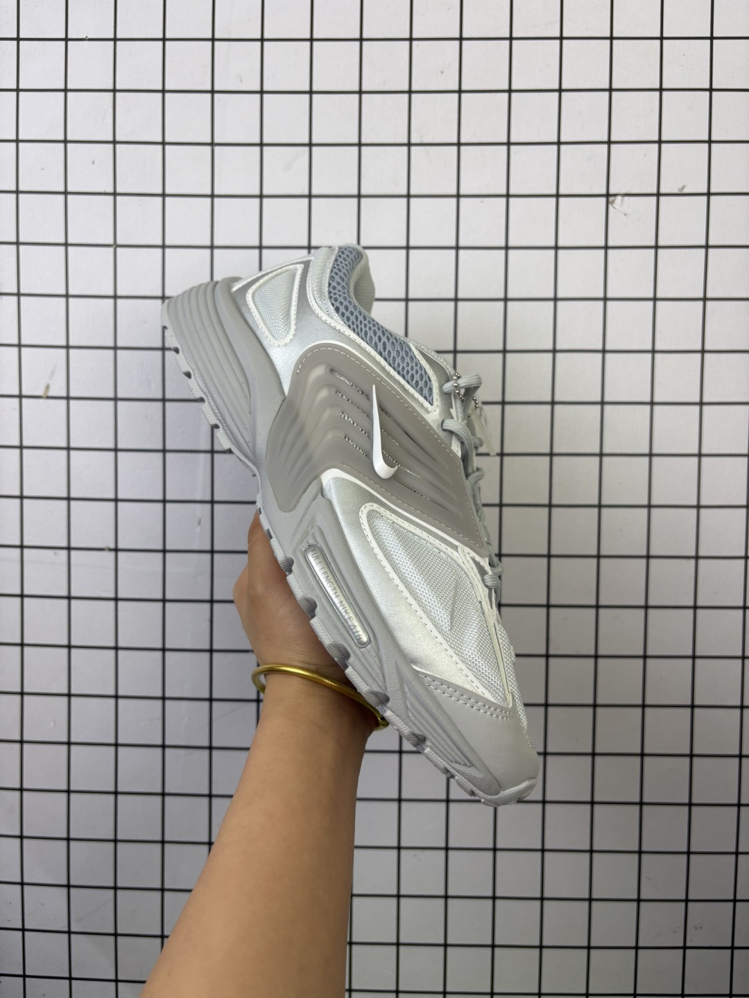 【新品🔥公司级】耐克(Nike) Air Pegasus Wave 耐克赛博飞马男女子运动鞋赛博飞马运动复古舒适低帮透气波浪美学运动鞋 IB0612.‌缓震技术‌,采用全掌Nike Air缓震配置,搭配柔软中底,提供运动时的回弹支撑,减轻跑步冲击. ‌‌透气设计‌,低帮款式配备透气网布,保持足部干爽. ‌‌配色与风格‌,经典黑白配色搭配金属银反光元素,兼具时尚感与运动实用性. ‌‌户外防水版本‌,部分型号(如Pegasus Trail 4 GORE-TEX)采用防水层设计,适合复杂地形. ‌适用场景点日常休闲:低帮板鞋设计适合搭配服饰,运动健身:中底缓震技术适合短距离跑步或训练,户外探索:防水款适合雨天或潮湿环境. 货号:IB0612 编码: 给L