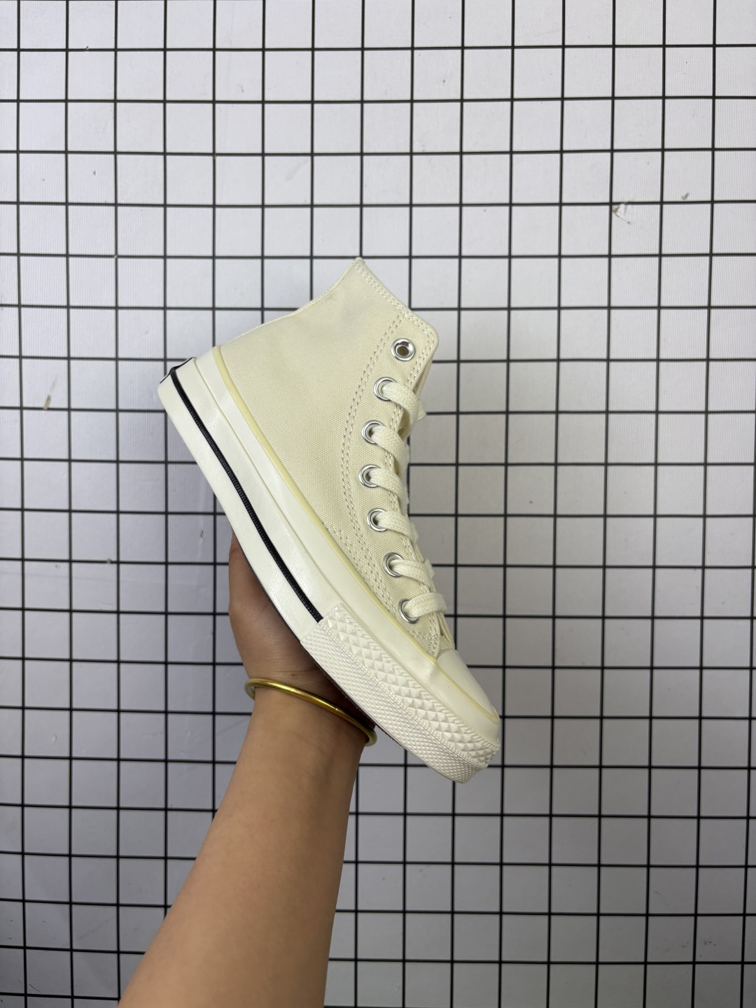 💰110
新款 匡威converse X our legacy 太极阴阳联名
创新经典 本色依旧
匡威converse 携手 our legacy work shop 汲取复古灵感,重塑经典之作。以精益求精的姿态,将复古元素与精致廓形巧妙融合。加厚鞋身包边设计,重构鞋头轮廓,原色帆布材质搭配刺绣阴阳联名标识,低调细节彰显匠心。既保留经典基因又注入新意。
.鞋内侧隐藏CHUCK贴标
.鞋身旁刺绣工艺制成的阴阳联名标志
.联名款鞋垫及附赠联名款鞋带
颜色:太极阴阳米白色高帮
货号:A16179C
号码:35 36 36.5 37 37.5 38 39 39.5 40 41 41.5 42 42.5 43 44
编码648