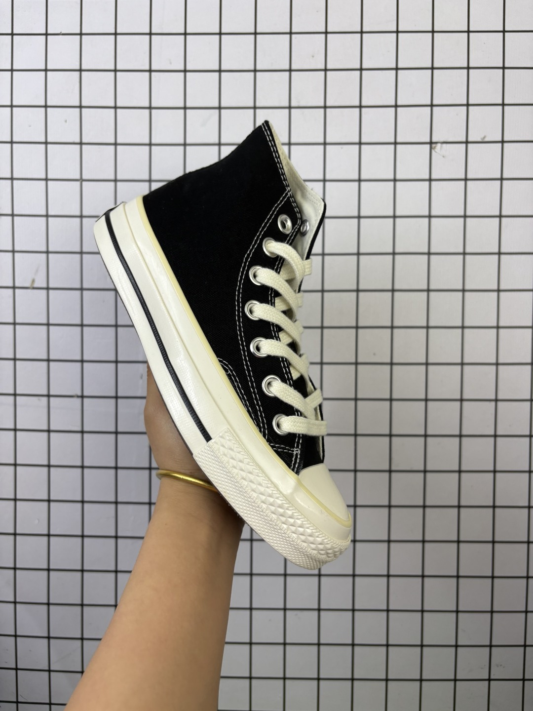 💰110
新款 匡威converse X our legacy 太极阴阳联名
创新经典 本色依旧
匡威converse 携手 our legacy work shop 汲取复古灵感,重塑经典之作。以精益求精的姿态,将复古元素与精致廓形巧妙融合。加厚鞋身包边设计,重构鞋头轮廓,原色帆布材质搭配刺绣阴阳联名标识,低调细节彰显匠心。既保留经典基因又注入新意。
.鞋内侧隐藏CHUCK贴标
.鞋身旁刺绣工艺制成的阴阳联名标志
.联名款鞋垫及附赠联名款鞋带
颜色:太极阴阳米白色高帮
货号:A16179C
号码:35 36 36.5 37 37.5 38 39 39.5 40 41 41.5 42 42.5 43 44
编码648