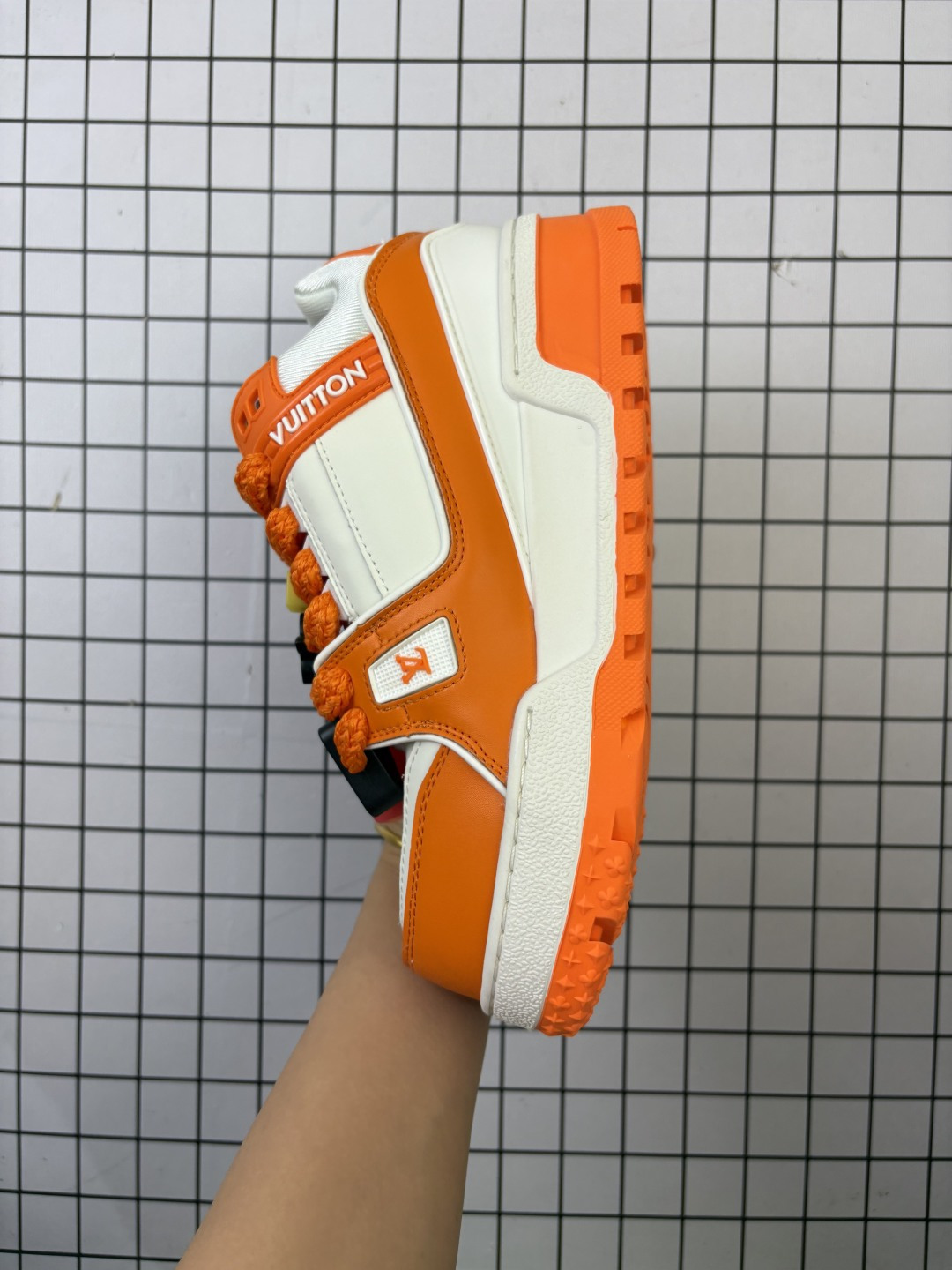 💰150
Louis Vuitton/路易威登 男女鞋配置厚实抽屉礼品鞋盒，采用荔枝纹纤维革组合粒面牛剖革鞋面材质，鞋垫嵌入软脚感EVA物料，外置TPR光泽隔色鞋底❗法国巴黎百年奢侈品牌LV路易威登Louis Vuitton Trainer Sneaker Low 运动系列低帮复古百搭休闲运动文化篮球板鞋 

类型：男女鞋
码数：36 37 38 39 40 41 42 43 44 45
编码：577