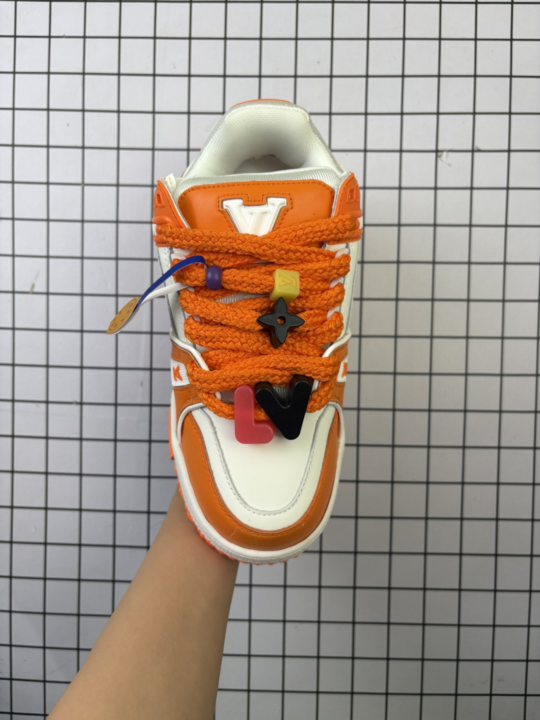 💰150
Louis Vuitton/路易威登 男女鞋配置厚实抽屉礼品鞋盒，采用荔枝纹纤维革组合粒面牛剖革鞋面材质，鞋垫嵌入软脚感EVA物料，外置TPR光泽隔色鞋底❗法国巴黎百年奢侈品牌LV路易威登Louis Vuitton Trainer Sneaker Low 运动系列低帮复古百搭休闲运动文化篮球板鞋 

类型：男女鞋
码数：36 37 38 39 40 41 42 43 44 45
编码：577