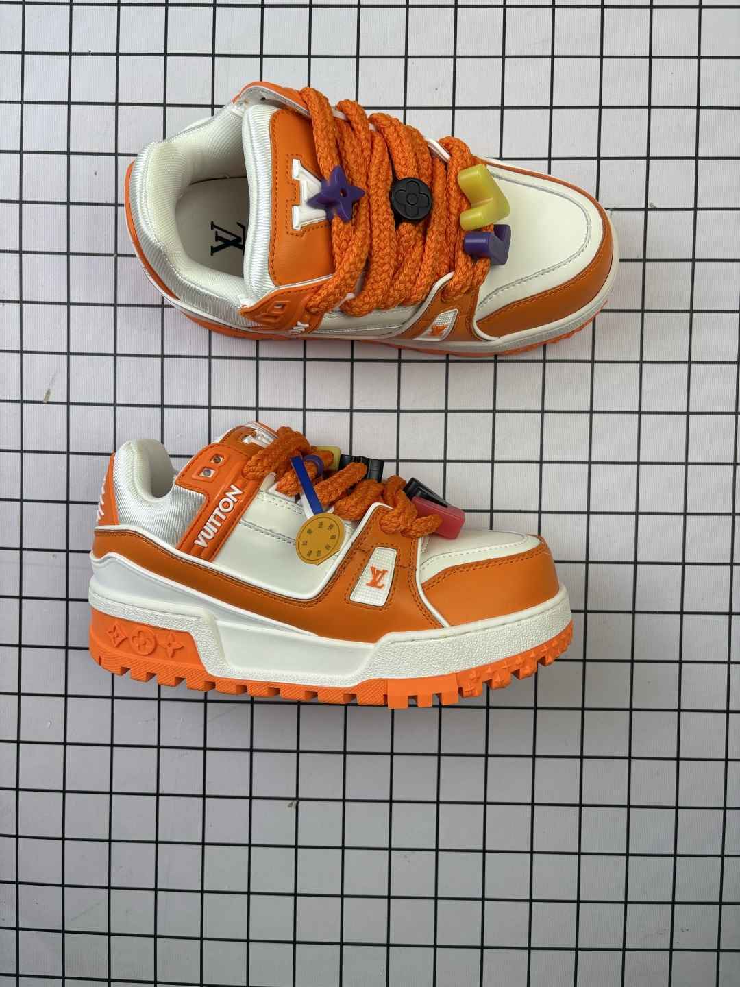 💰150
Louis Vuitton/路易威登 男女鞋配置厚实抽屉礼品鞋盒，采用荔枝纹纤维革组合粒面牛剖革鞋面材质，鞋垫嵌入软脚感EVA物料，外置TPR光泽隔色鞋底❗法国巴黎百年奢侈品牌LV路易威登Louis Vuitton Trainer Sneaker Low 运动系列低帮复古百搭休闲运动文化篮球板鞋 

类型：男女鞋
码数：36 37 38 39 40 41 42 43 44 45
编码：577