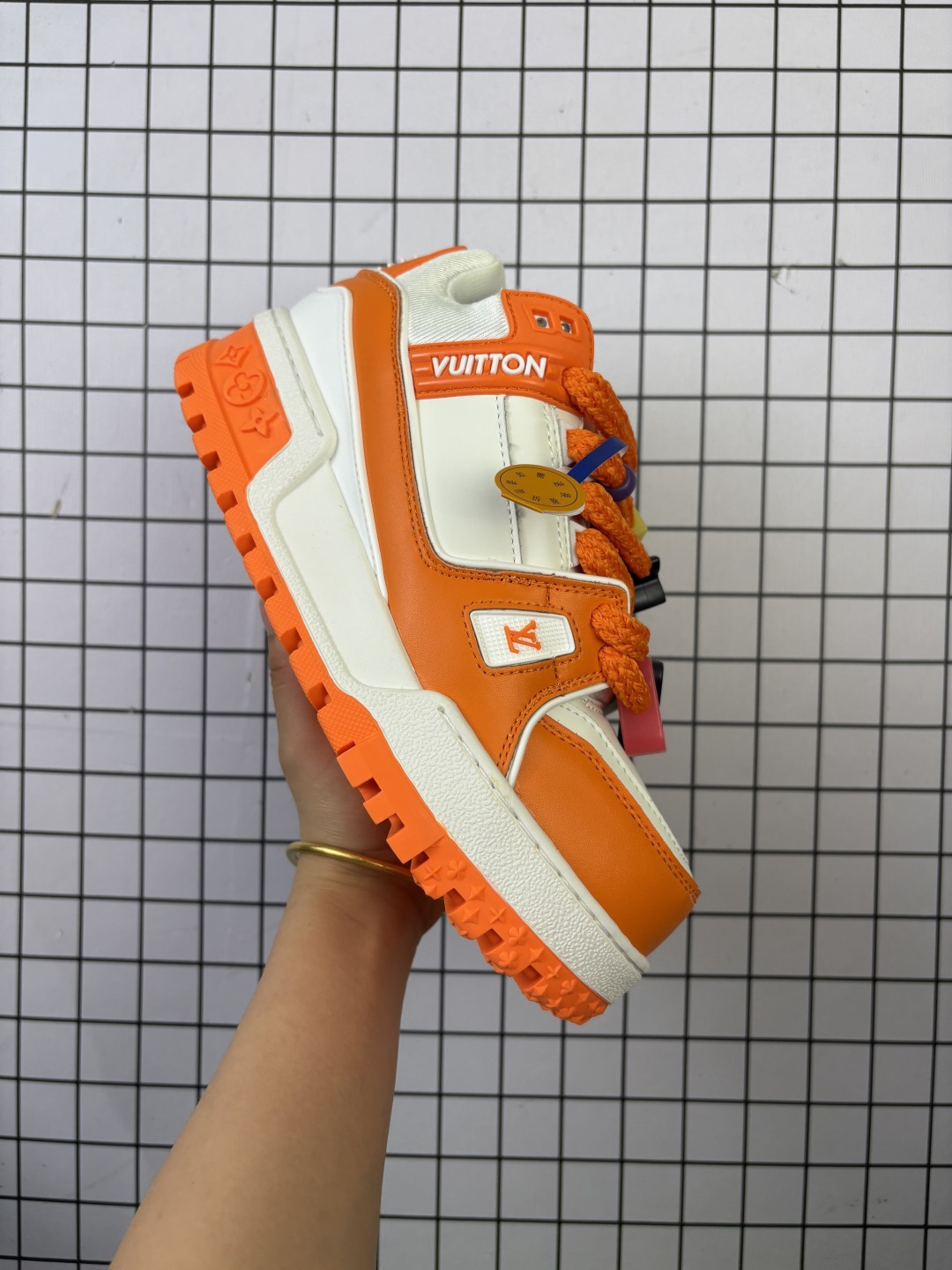 💰150
Louis Vuitton/路易威登 男女鞋配置厚实抽屉礼品鞋盒，采用荔枝纹纤维革组合粒面牛剖革鞋面材质，鞋垫嵌入软脚感EVA物料，外置TPR光泽隔色鞋底❗法国巴黎百年奢侈品牌LV路易威登Louis Vuitton Trainer Sneaker Low 运动系列低帮复古百搭休闲运动文化篮球板鞋 

类型：男女鞋
码数：36 37 38 39 40 41 42 43 44 45
编码：577