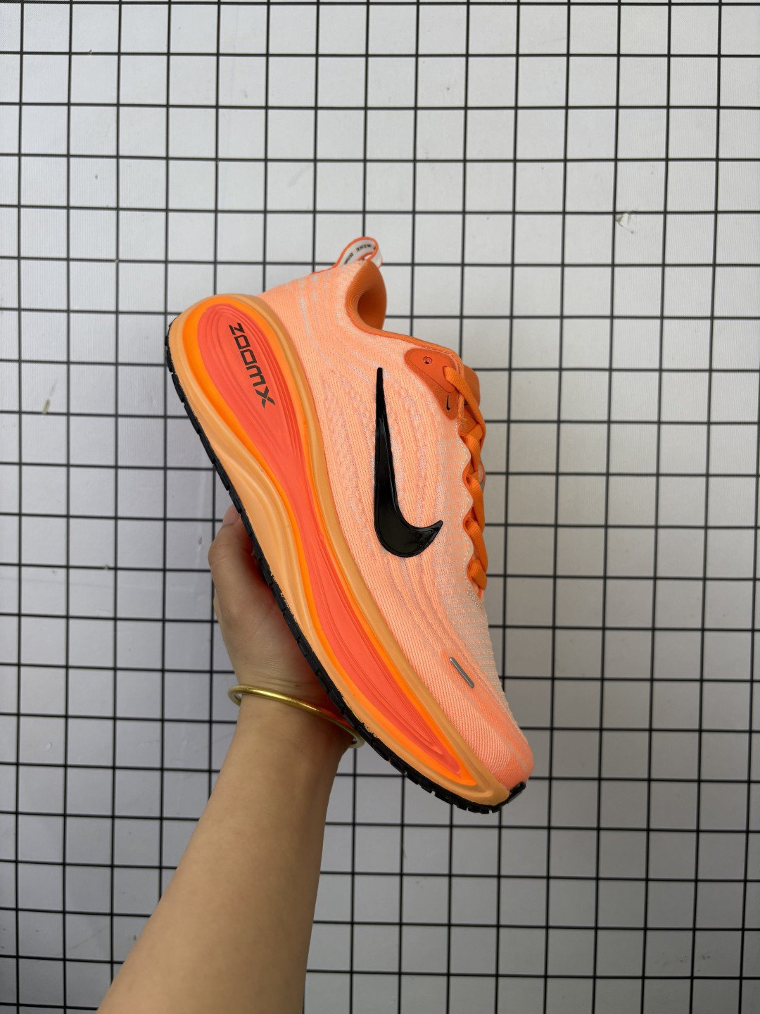 🈴💰120
【新品🔥公司级】耐克Nike Vomero Plus 反转Swoosh｜跑鞋圈新王！厚底增高运动跑步鞋 时尚老爹鞋 这双Vomero Plus真的太绝了！反转Swoosh设计超有个性，缓震像踩云一样舒服，性价比吊打HOKA，跑渣必备啊！该鞋款采用创新设计，致敬Nike Run Club标志，并拥有升级的缓震科技，如ZoomX全大底和加厚后跟。中性色美学和3M反光条设计使其适合夜跑。此外，鞋垫内藏马拉松赛道图，鞋舌透气孔排成NRC字样，是耐克首次在跑鞋上使用反向Swoosh。市场预期该鞋款将成为年度断货王，与HOKA等品牌竞争。

货号:  HV8154
尺码:  36-40
编码: 699