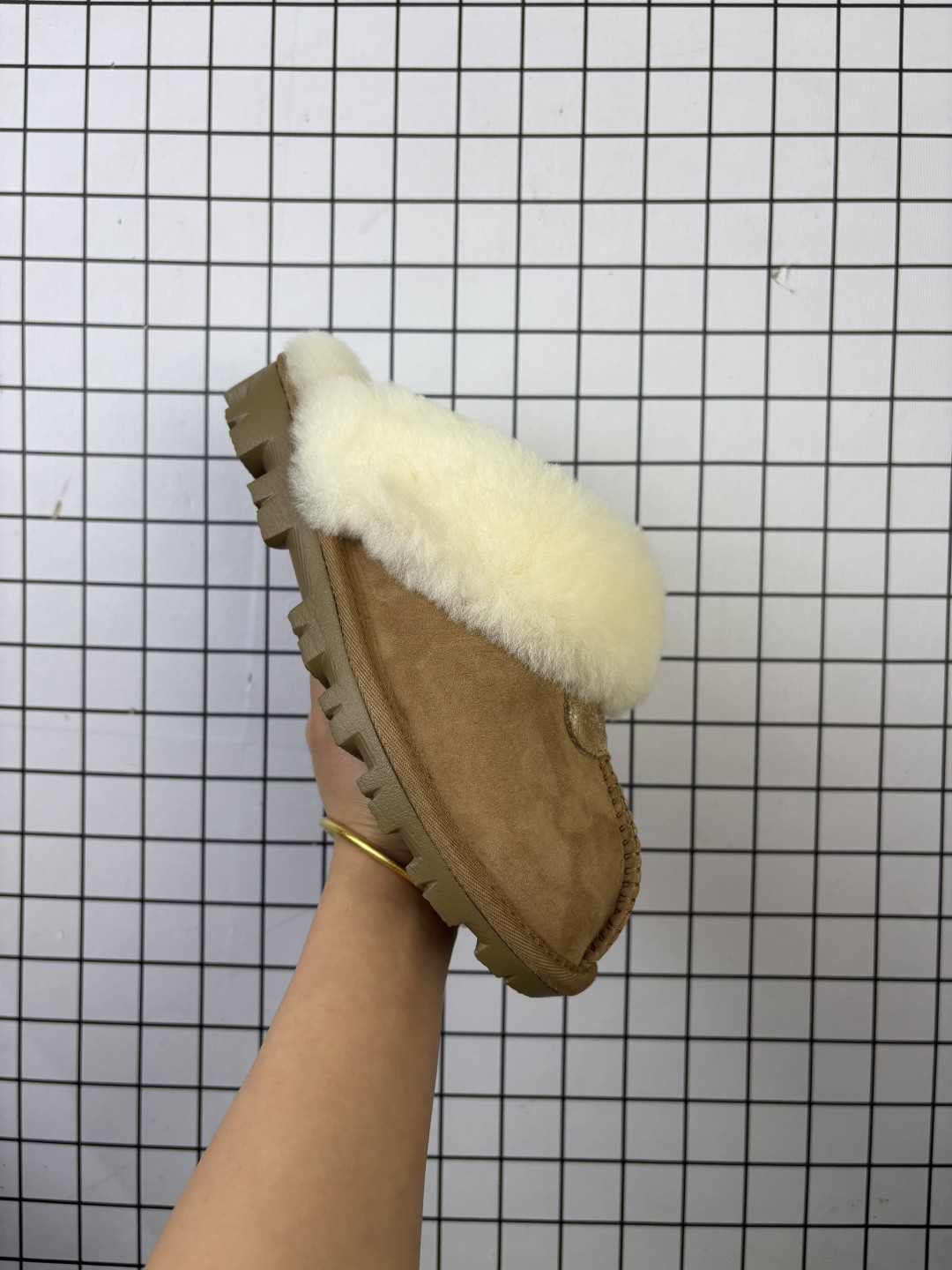 UGG 品牌的起源可以追溯到澳大利亚,一战时期,澳大利亚飞行员用两块羊皮包裹成鞋子穿在脚上御寒,这种设计后来逐渐在澳洲流行开来.品牌正式创立于 1978 年,由澳大利亚冲浪员 Brian Smith 带到美国加利福尼亚并推广.以其标志性的羊毛靴而闻名于世,已成为冬季时尚与舒适的代名词.它们不仅继承了 UGG 品牌的经典元素,更在细节上进行了创新. 编码699