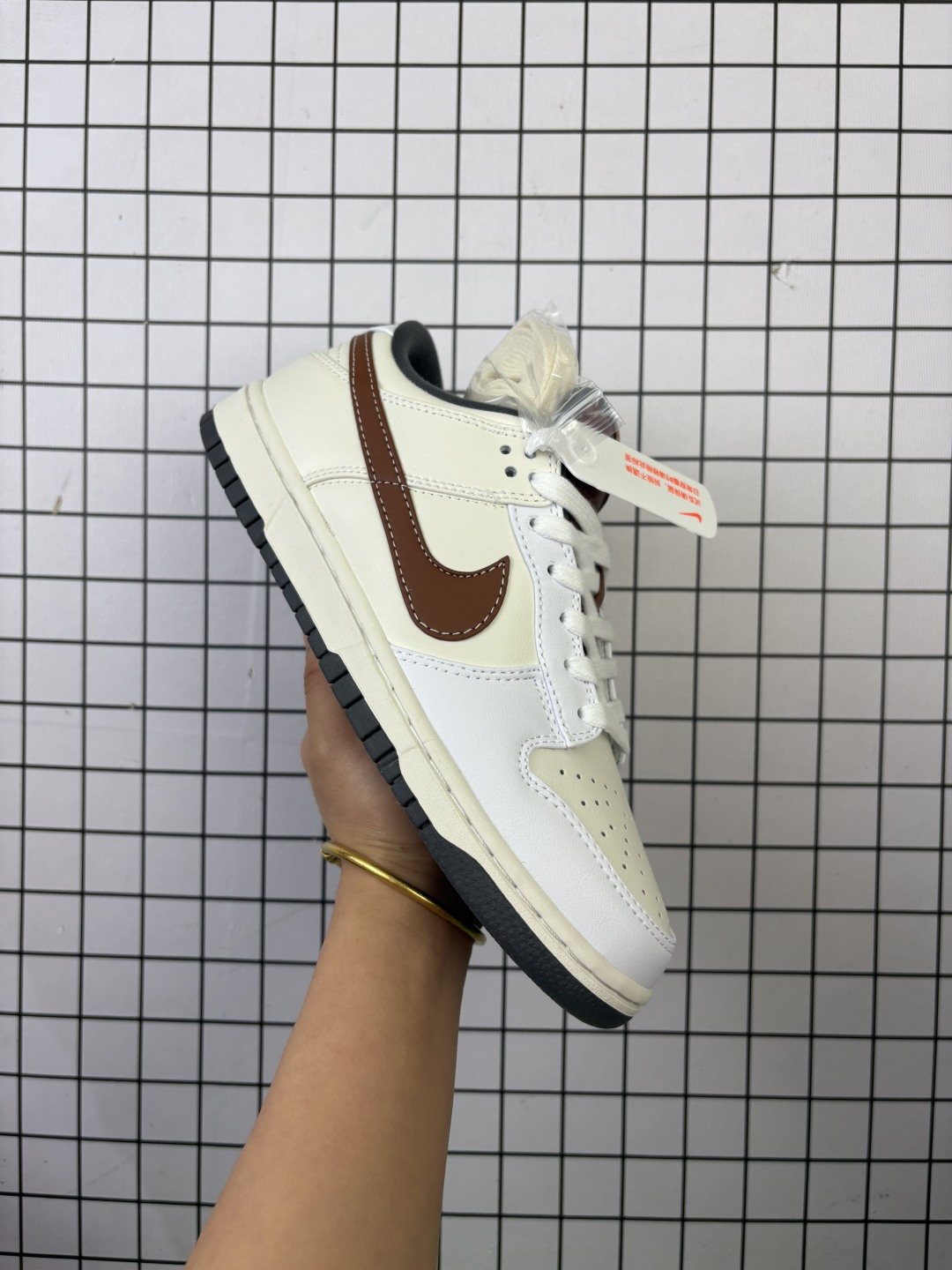 💰160
耐克 Nike Sb Dunk Low Pro 男女同款运动鞋复古板鞋,尽情迈步,彰显个性风采。采用柔软皮革鞋面,经久耐穿,塑就如元年款 Dunk 般的复古质感。鞋头透气孔,搭配鞋口和鞋舌形状,忠实沿袭元年款经典外观。全掌型橡胶外底,造就非凡抓地力。Dunk 起初专为篮球运动打造,于 80 年代末成为滑板界新宠,现已跃升成为街头时尚标杆。加垫低帮鞋口结合耐穿外底,助你自信舞动。
货号:IM6670
码数:36 36.5 37.5 38 38.5 39 40 40.5 41 42 42.5 43 44 45
编码:699