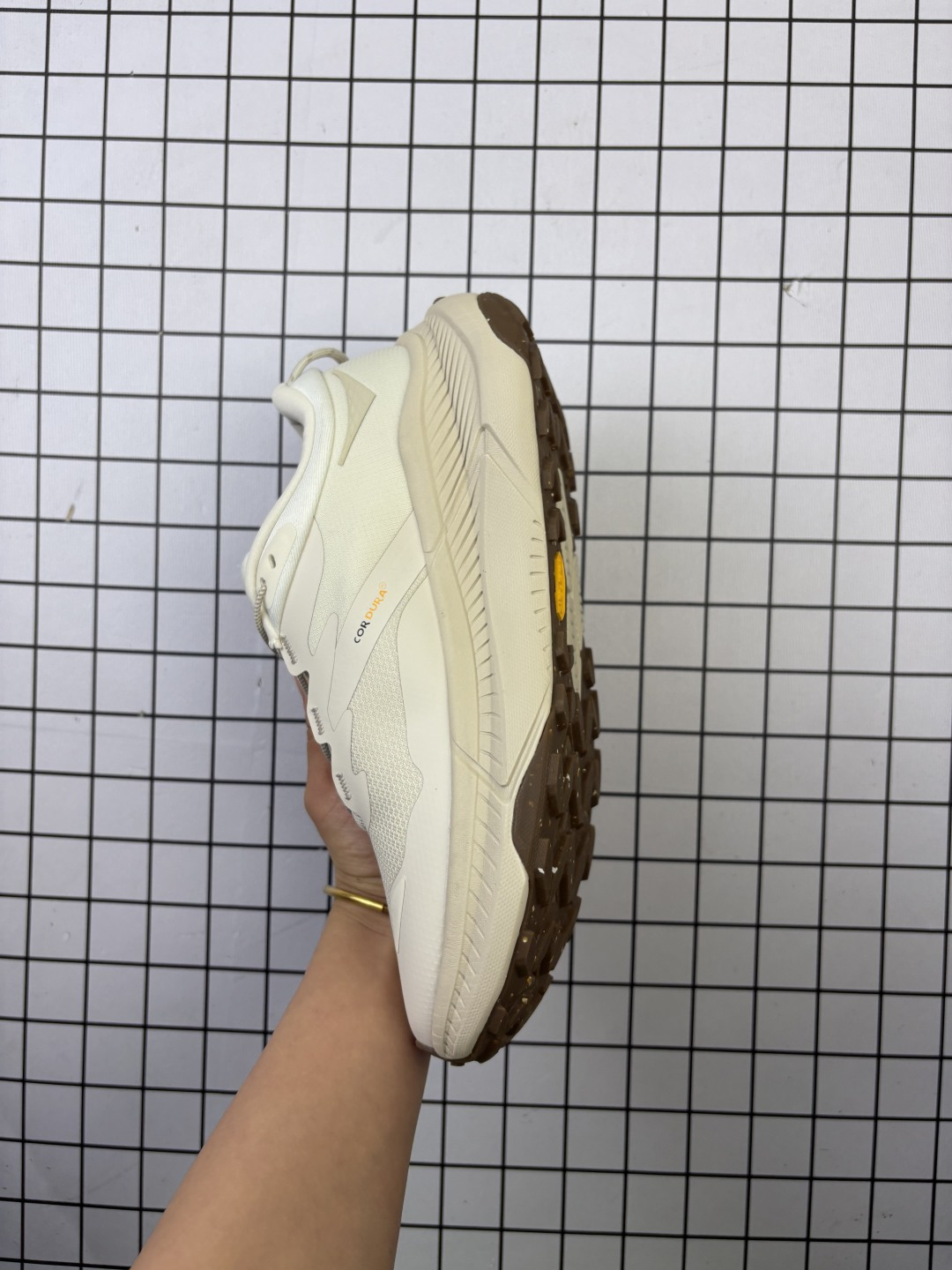 💰140
采用热熔尼龙科技鞋面材质,搭载轻量化材料超轻量泡棉中底,外置V版橡胶防滑黄金大底❗️全新户外鞋款,美国新兴跑鞋品牌Hoka One One Project Transport 项目运输系列低帮厚底轻量户外越野运动慢跑鞋 113395F EEGG
码数:36 36.5 37 38 38.5 39 40 40.5 41 42 42.5 43 44 44.5 45
编码688