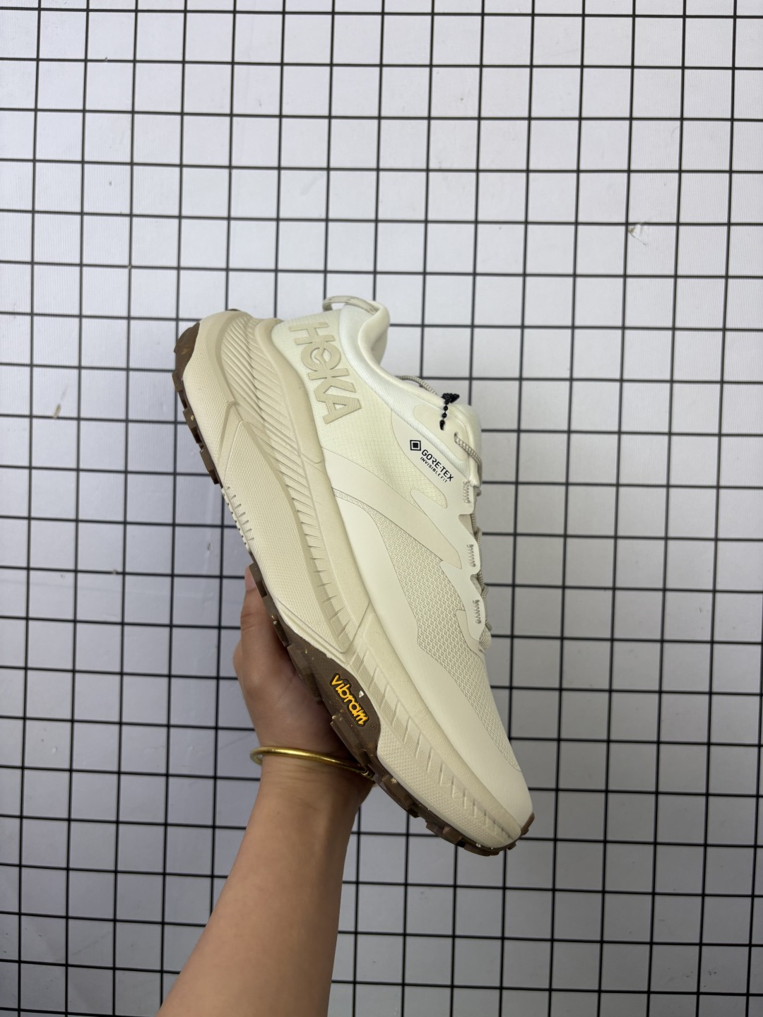 💰140
采用热熔尼龙科技鞋面材质,搭载轻量化材料超轻量泡棉中底,外置V版橡胶防滑黄金大底❗️全新户外鞋款,美国新兴跑鞋品牌Hoka One One Project Transport 项目运输系列低帮厚底轻量户外越野运动慢跑鞋 113395F EEGG
码数:36 36.5 37 38 38.5 39 40 40.5 41 42 42.5 43 44 44.5 45
编码688