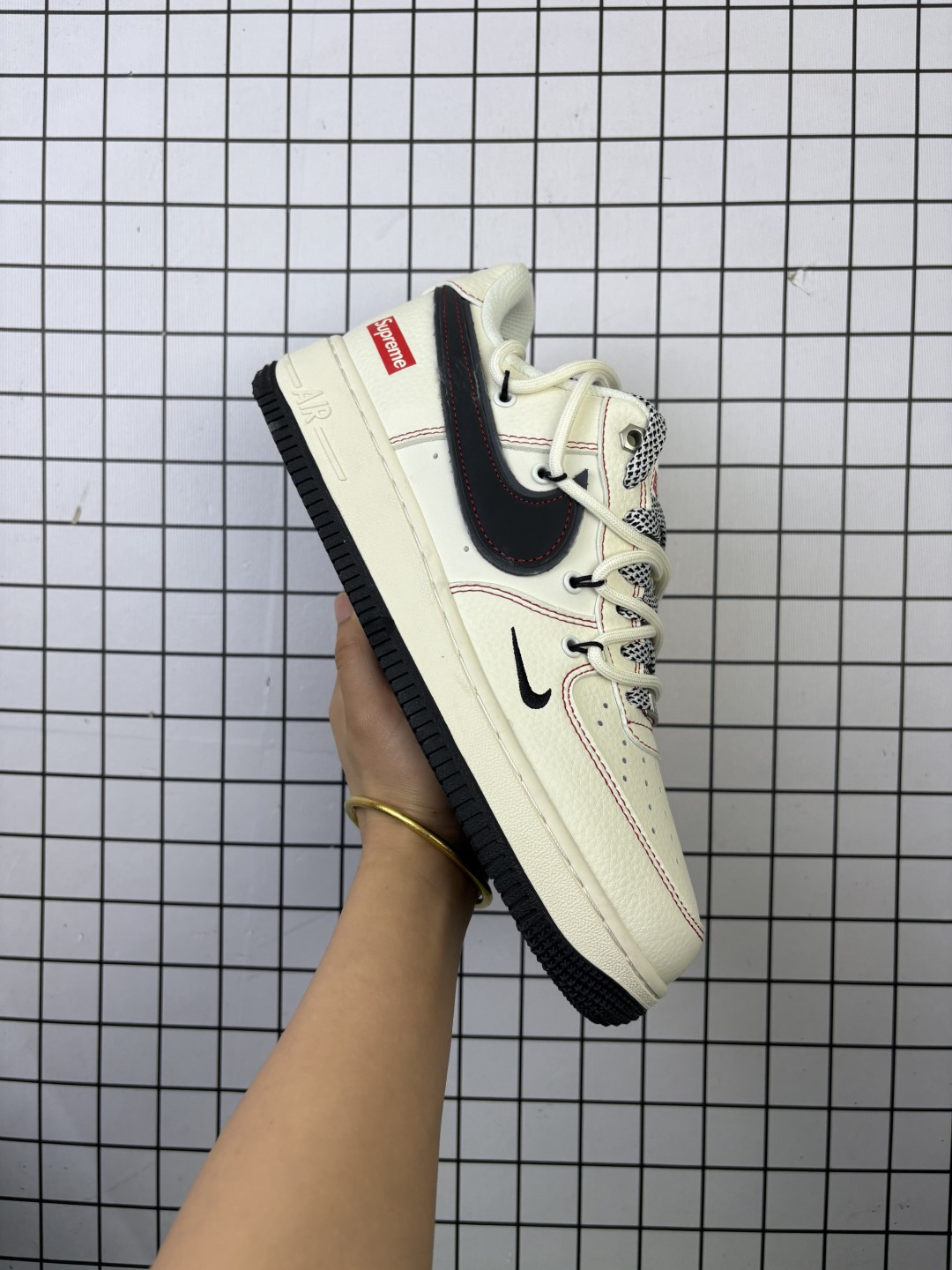 工厂套现🎉 福利特价💰80
原本地260版本

海外限量发售！公司级NIke Air Force 1 '07 Low “迪奥联名——米绿抽绳”空军一号 低帮 运动鞋 休闲鞋 折边针车 工艺难度大 原楦头原纸板 原装鞋盒 定制五金配件 内置全掌气垫 原厂鞋底 
货号：SJ1198-200
Size：36 36.5 37.5 38 38.5 39 40 40.5 41 42 42.5 43 44 44.5 45
编码头H