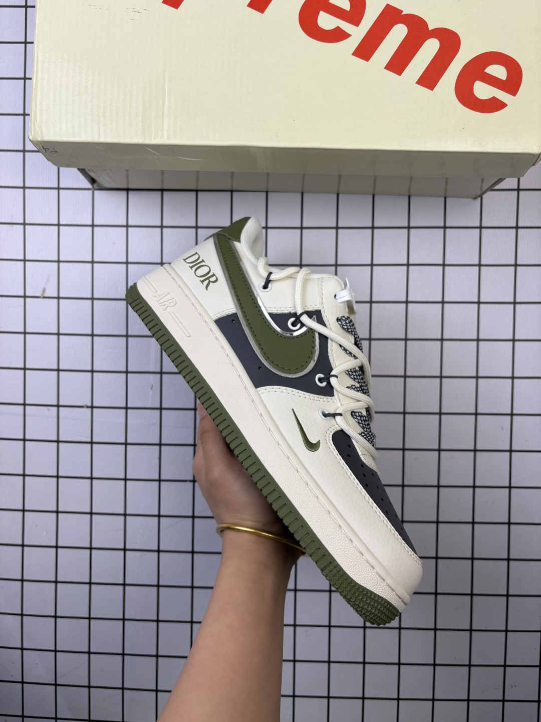 工厂套现🎉 福利特价🈴💰80
原本地260版本

海外限量发售！公司级NIke Air Force 1 '07 Low “迪奥联名——米绿抽绳”空军一号 低帮 运动鞋 休闲鞋 折边针车 工艺难度大 原楦头原纸板 原装鞋盒 定制五金配件 内置全掌气垫 原厂鞋底 
货号：SJ1198-200
Size：36 36.5 37.5 38 38.5 39 40 40.5 41 42 42.5 43 44 44.5 45
编码头H