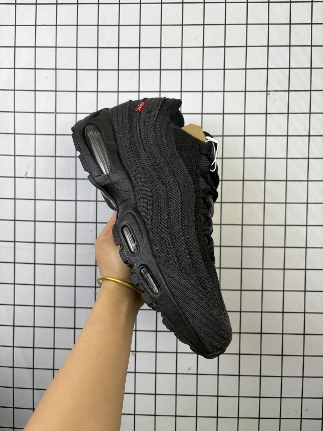 公司级✅NIKE AIR MAX 95 OG 耐克 气垫复古慢跑百搭鞋休闲运动鞋 这双鞋采用前脚掌开窗式气垫 这种设计在当时是前所未有的 鞋带孔的设计灵感来自人体肋骨 而鞋底支撑片则模仿了人体脊柱 甚至每个气垫的气压都有详细的标记 这种设计即使在今天看来 依然充满了科技感 货号:HM4743-001 编码元宝