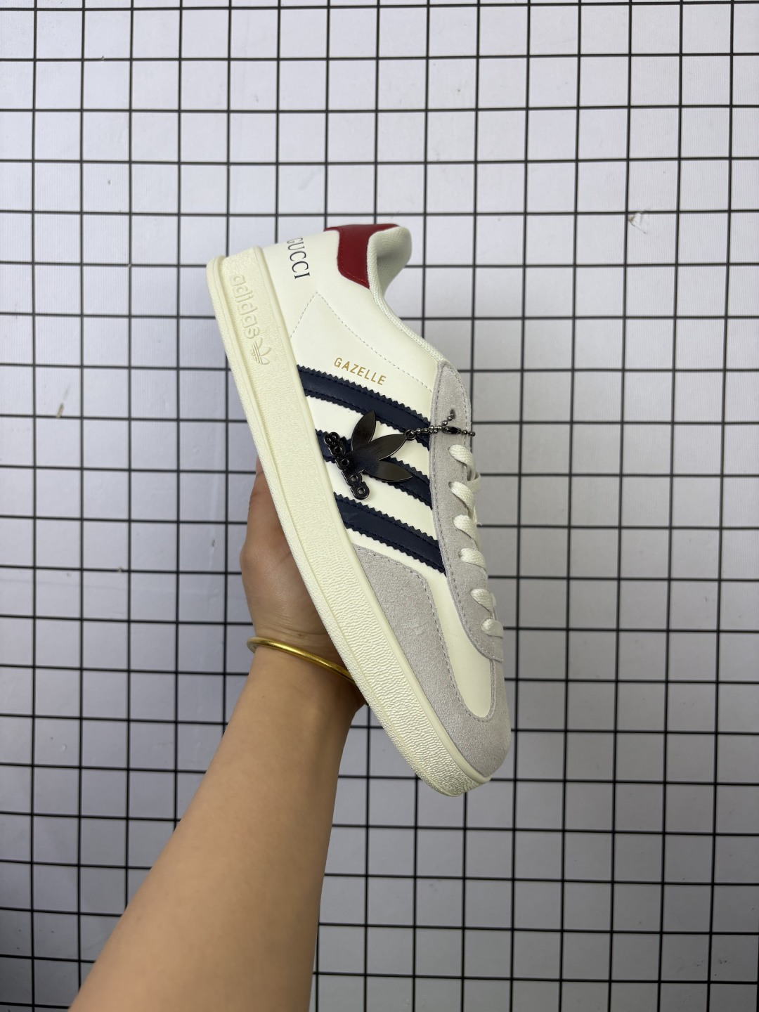 💰150
公司级:adidas originals GAZELLE INDOOR Indoor T头鞋 LLabubu名 防滑耐磨轻便 低帮 板鞋 男女同款
以柔软的皮革~*帆布*鞋面搭配耐磨橡胶外底,展现出复古与现代的融合。鞋面采用细腻纹理设计,搭配三条杠,尽显品牌经典。无论是运动场还是街头,这双鞋都能轻松驾驭。
货号:DM1234-001
编码577
Size:36~45