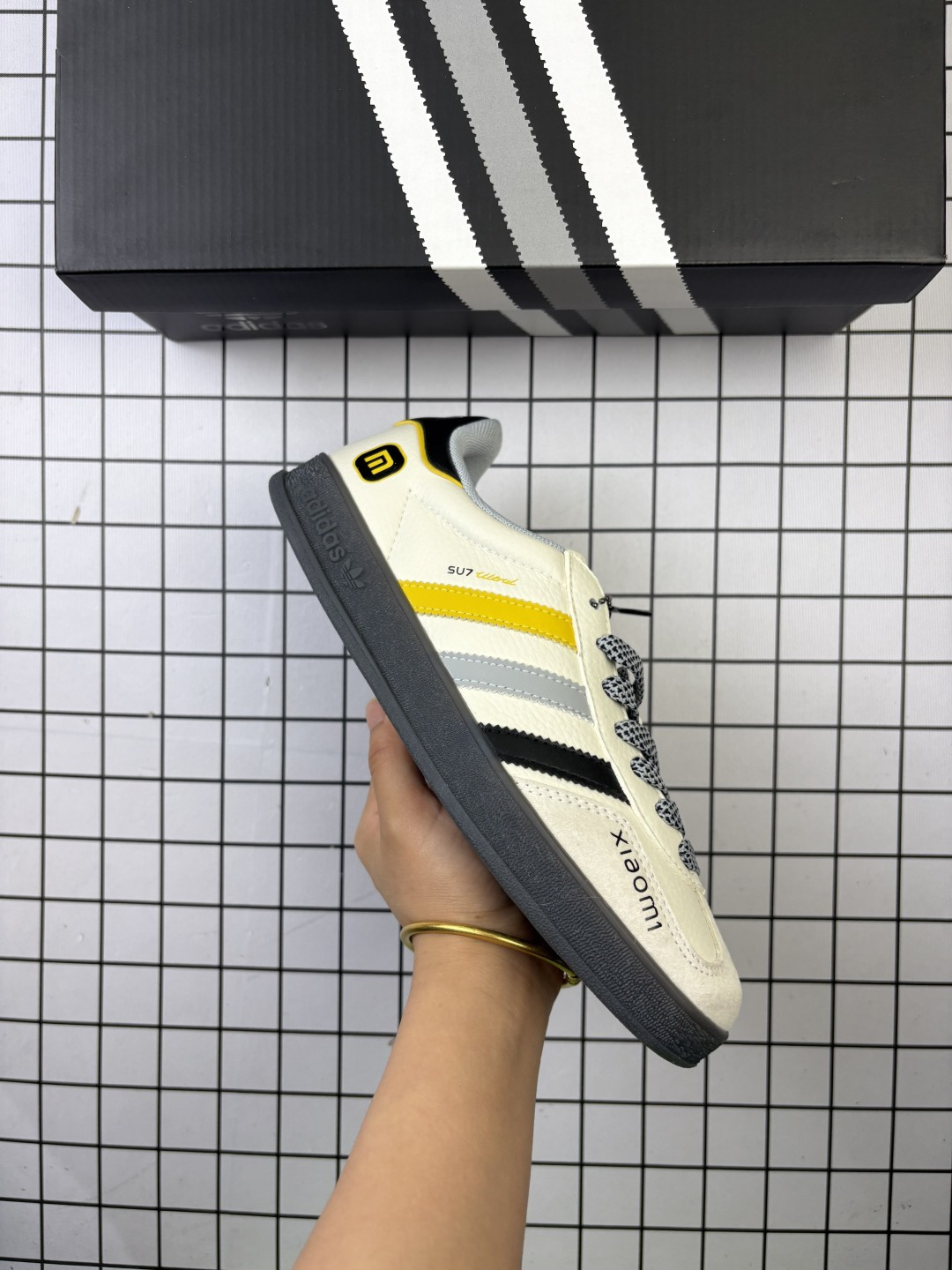 🈴💰150
公司级:adidas originals GAZELLE INDOOR Indoor T头鞋 LLabubu名 防滑耐磨轻便 低帮 板鞋 男女同款
以柔软的皮革~*帆布*鞋面搭配耐磨橡胶外底,展现出复古与现代的融合。鞋面采用细腻纹理设计,搭配三条杠,尽显品牌经典。无论是运动场还是街头,这双鞋都能轻松驾驭。
货号:DM1234-001
编码577
Size:36~45
