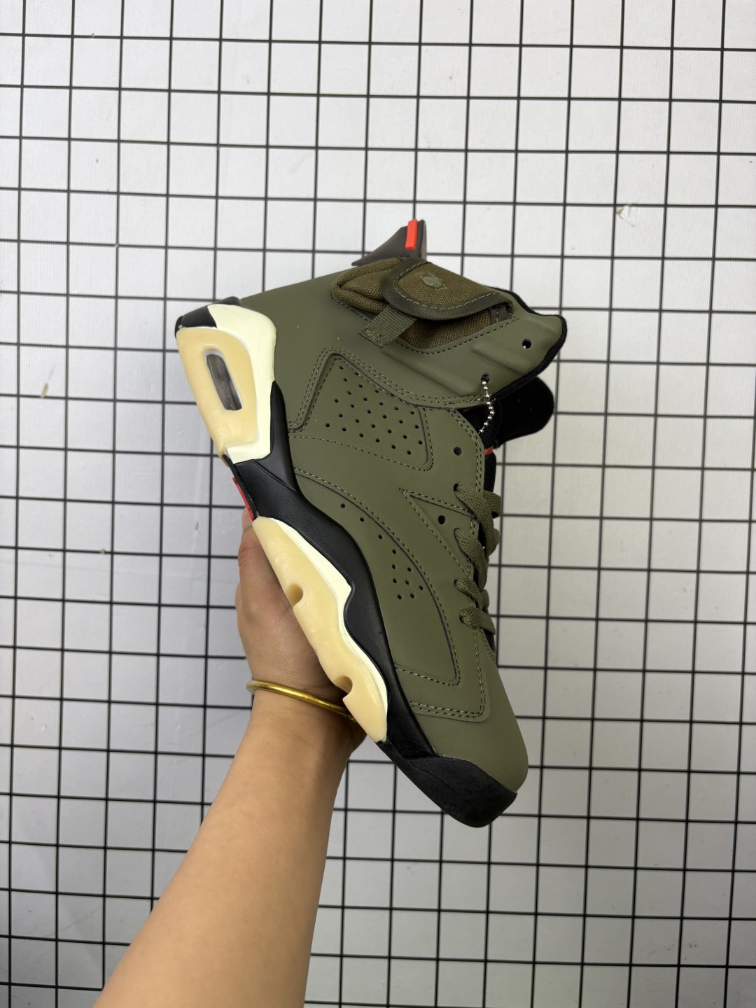 真标✅乔丹/Air Jordan AJ6 乔丹6代 Air Jordan 6 “DMP” 货号:CT4954-007这双鞋在 2006 年首次登场之后从来没有经历复刻,当年与 Air Jordan 11 组成 DMP 套装,为了致敬 Michael Jordan 两次三连冠啊的壮举,今年首次回归自然备受瞩目.质感十足的黑色牛巴革鞋面,加上金色细节的华丽装饰,Air Jordan 6 DMP 在今年的发售依然引人瞩目. Air Jordan 6 DMP 在今年的复刻可以说是一个意外的惊喜,完美再现了 2006 年的诸多细节,从鞋款到周边配件一应俱全. 后跟飞人刺绣下方的数字 23,鞋提的金色电镀,这些让人难忘的经典细节都得以还原. 货号:384664-002 编码698