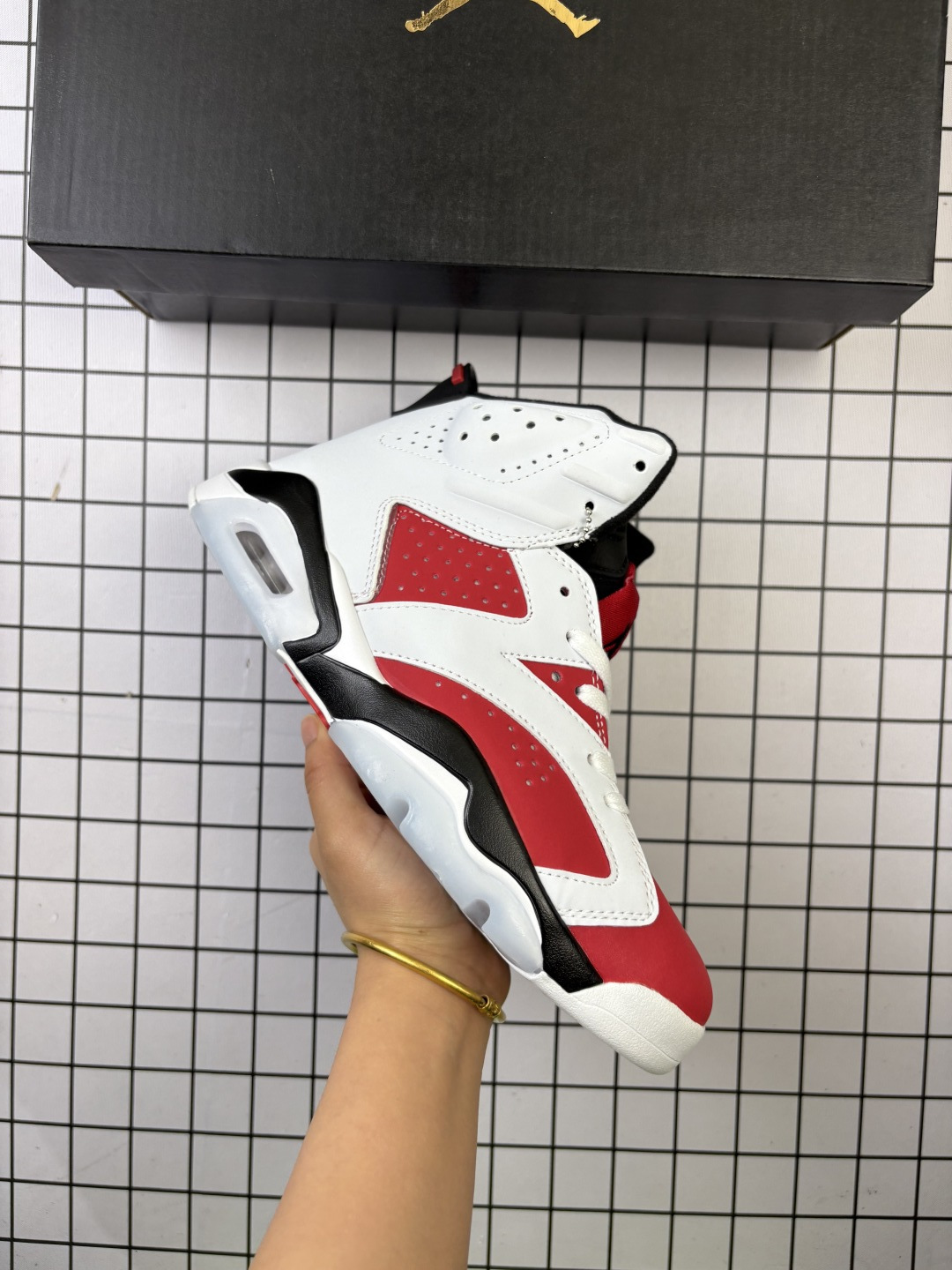 真标✅乔丹/Air Jordan AJ6 乔丹6代 Air Jordan 6 “DMP” 货号:CT4954-007这双鞋在 2006 年首次登场之后从来没有经历复刻,当年与 Air Jordan 11 组成 DMP 套装,为了致敬 Michael Jordan 两次三连冠啊的壮举,今年首次回归自然备受瞩目.质感十足的黑色牛巴革鞋面,加上金色细节的华丽装饰,Air Jordan 6 DMP 在今年的发售依然引人瞩目. Air Jordan 6 DMP 在今年的复刻可以说是一个意外的惊喜,完美再现了 2006 年的诸多细节,从鞋款到周边配件一应俱全. 后跟飞人刺绣下方的数字 23,鞋提的金色电镀,这些让人难忘的经典细节都得以还原. 货号:384664-002 编码698