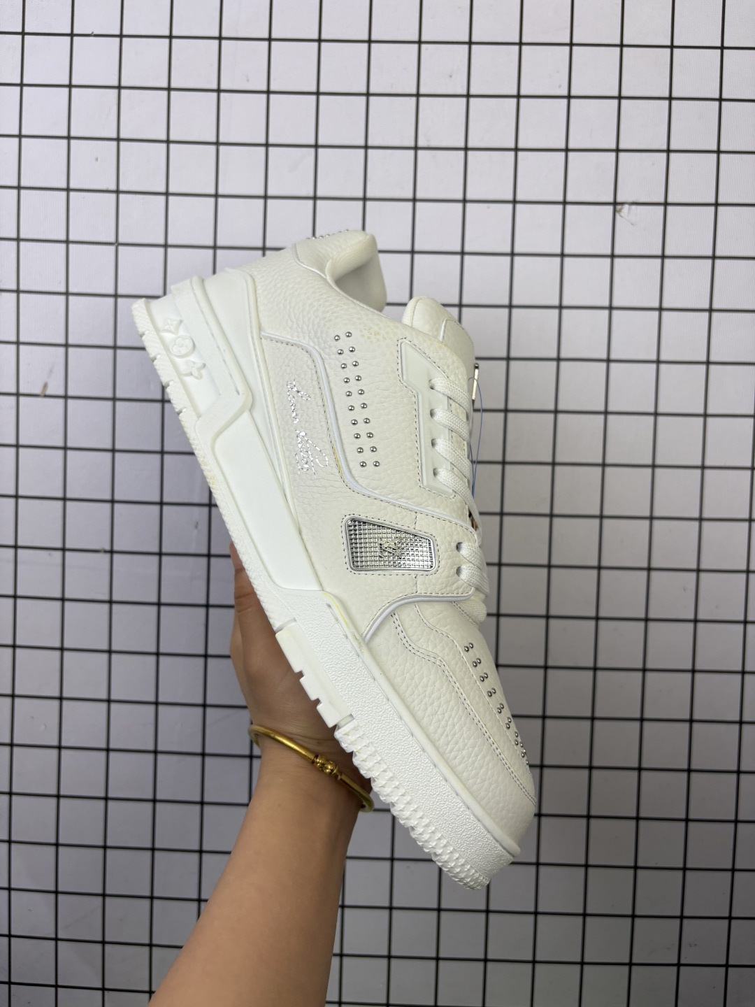 💰290
【公司级】路易威登 Louis Vuitton LV路易威登板鞋 时尚运动鞋 浮雕老花logo 潮厚底增高鞋 。舒适防滑底和百搭性霸屏整个时尚娱乐圈，细节调整完美主义！采用柔软帆布与皮革拼接鞋面，独家开模大底， 侧边采用3D打印标志性Logo 尽显贵族时尚气息，配带正品全套包装。全新LV路易威登Louis vuitton Trainer Sneaker Low 休闲运动文化百搭板鞋。 

类型：男女鞋
尺码：35-45
编码：啊童M