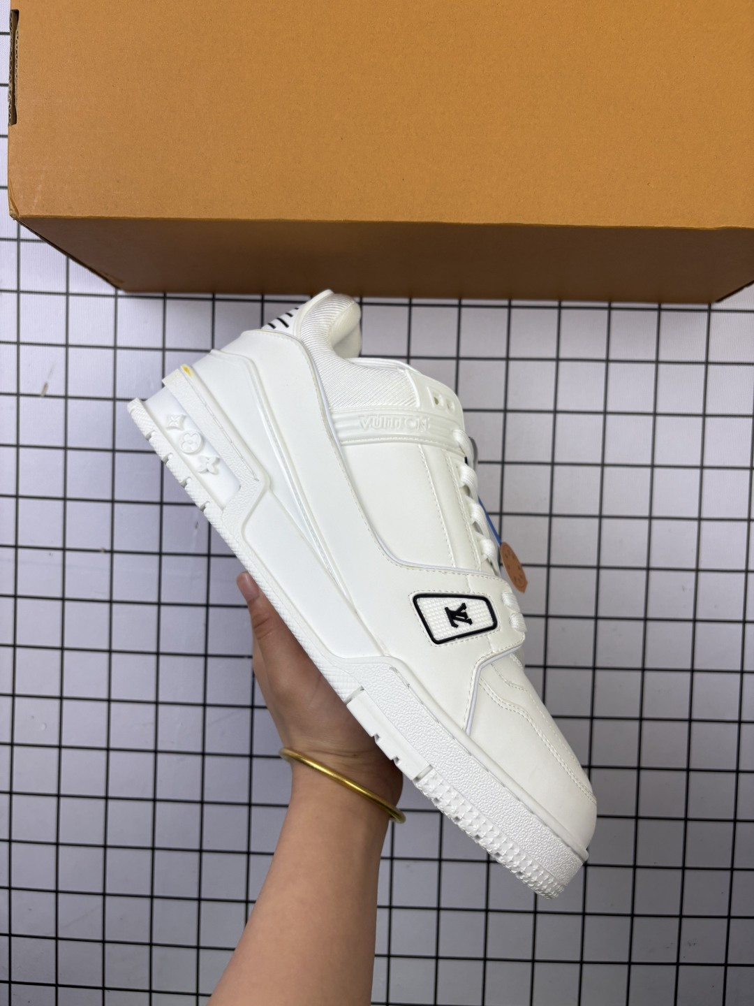🈴💰290
【公司级】路易威登 Louis Vuitton LV路易威登板鞋 时尚运动鞋 浮雕老花logo 潮厚底增高鞋 。舒适防滑底和百搭性霸屏整个时尚娱乐圈，细节调整完美主义！采用柔软帆布与皮革拼接鞋面，独家开模大底， 侧边采用3D打印标志性Logo 尽显贵族时尚气息，配带正品全套包装。全新LV路易威登Louis vuitton Trainer Sneaker Low 休闲运动文化百搭板鞋。 

类型：男女鞋
尺码：35-45
编码：啊童M